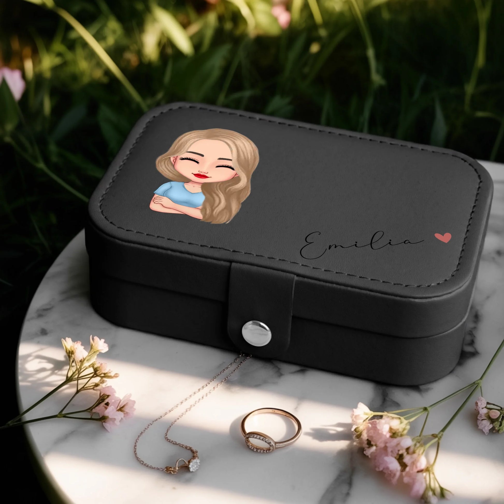 0025_1_a-jewelry-box-is-placed-on-a-white-marbl_BlkoKavvTY24k8sr508dhw_w2bZvE45QxOYx9cZS_CrMQ