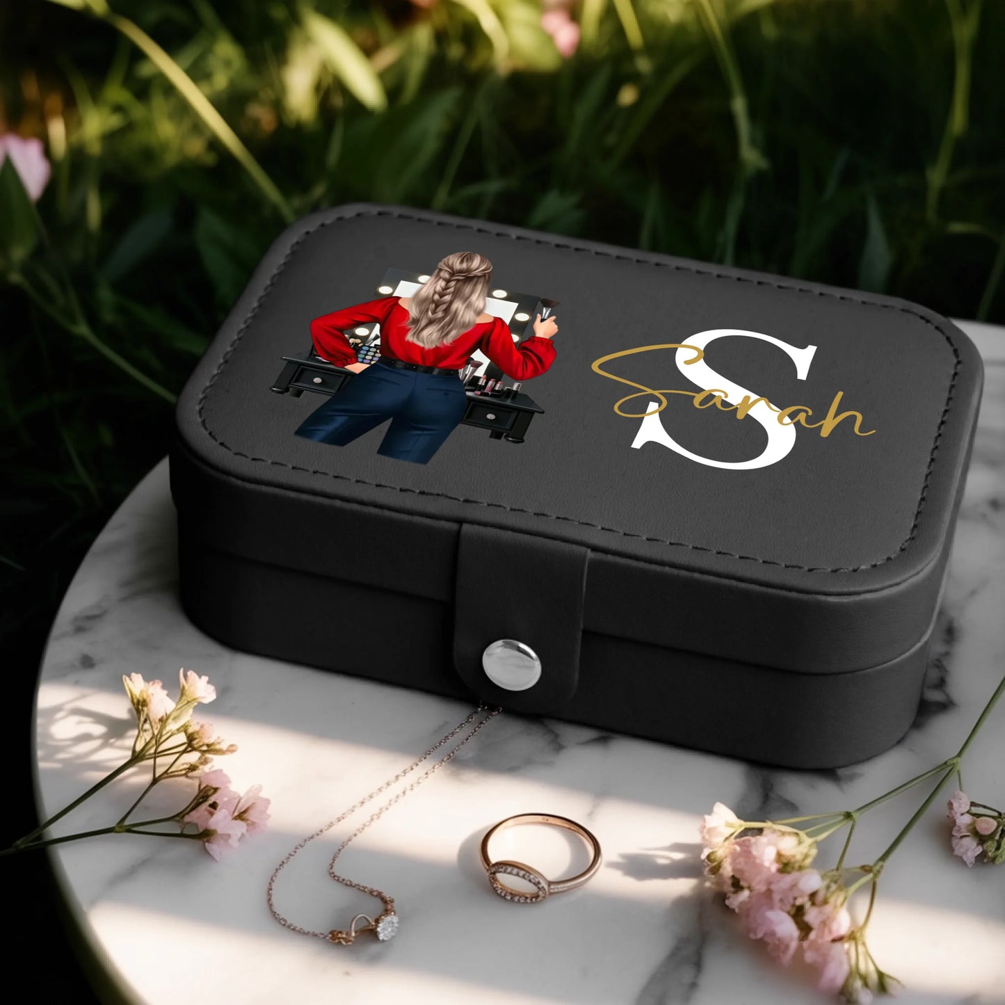 0025_1_a-jewelry-box-is-placed-on-a-white-marbl_BlkoKavvTY24k8sr508dhw_w2bZvE45QxOYx9cZS_CrMQ