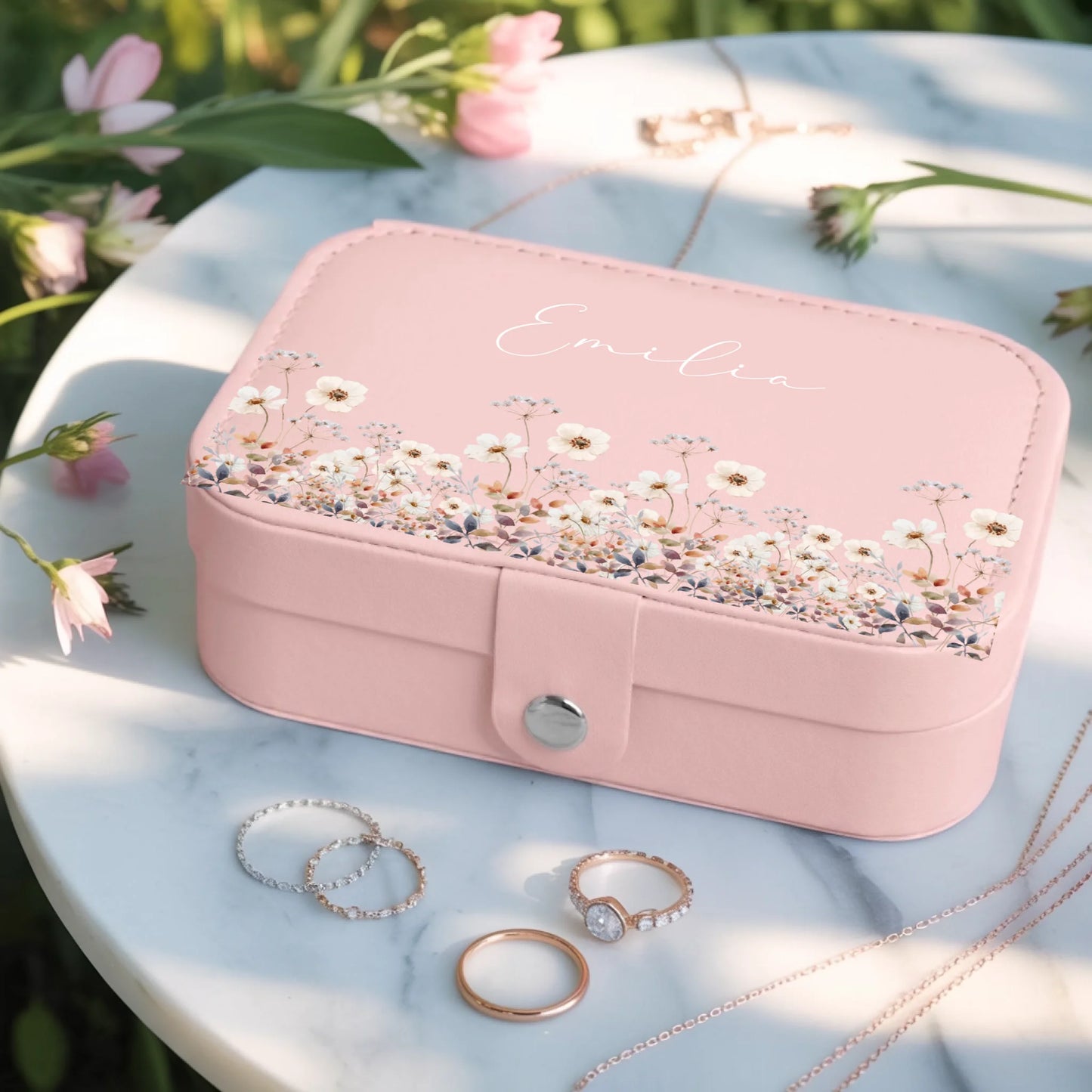 0004_3_a-jewelry-box-placed-on-a-white-marble-t_7BBO_6ExS9yPr9mAKNsUCw_USlxv3QBRxqn6T2yRiv7lQ