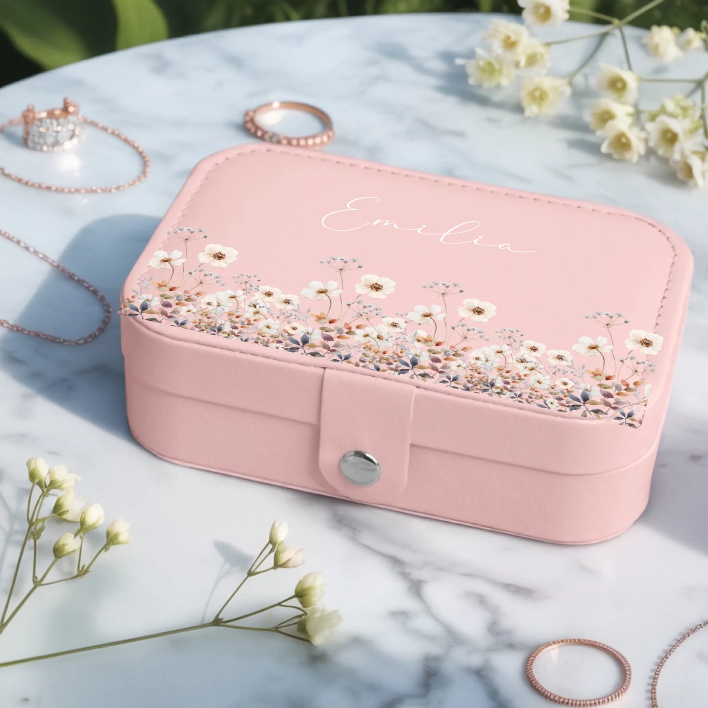 0004_2_a-jewelry-box-placed-on-a-white-marble-t_cfF8IK1ZQCOxoYEypMyOOw_USlxv3QBRxqn6T2yRiv7lQ