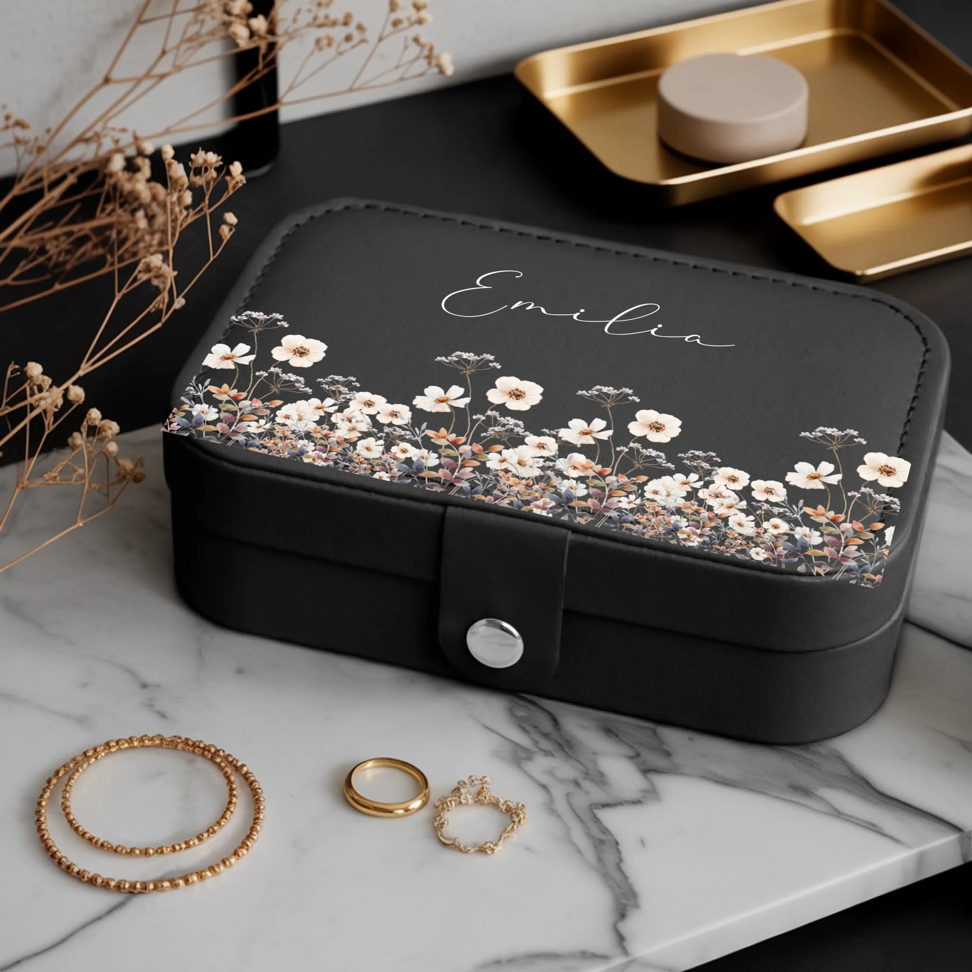 0023_1_a-luxurious-indoor-setup-features-a-jewe_mCg2lO5jQQaoBpsmmmh2-Q_8TMFauQtSa-Y2qQ9xFkseg