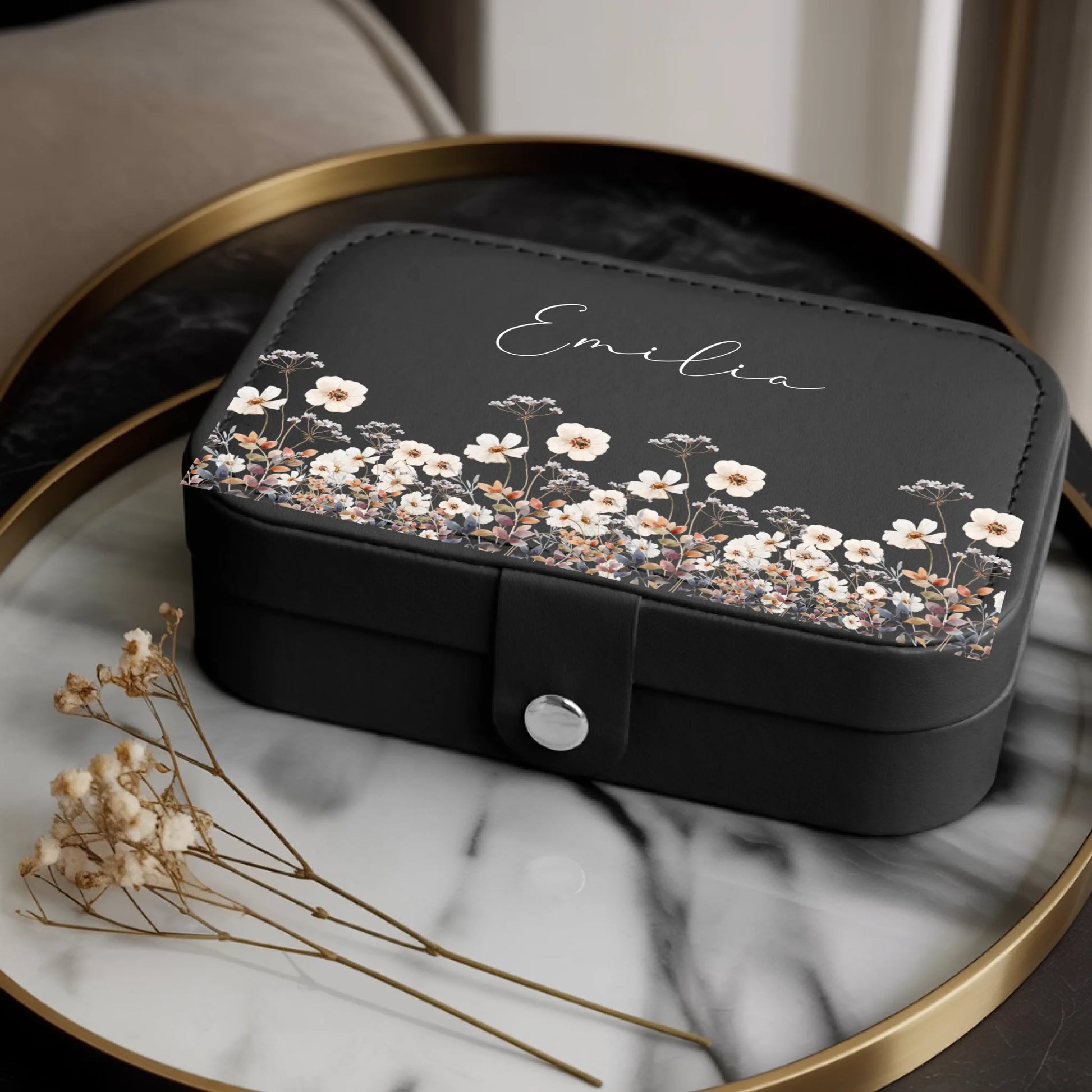 0024_1_a-luxurious-indoor-setup-for-a-jewelry-b_dSXTMwNTTnWI3g3almMLew_ZwZmykbaTKysEmc53pnDgw