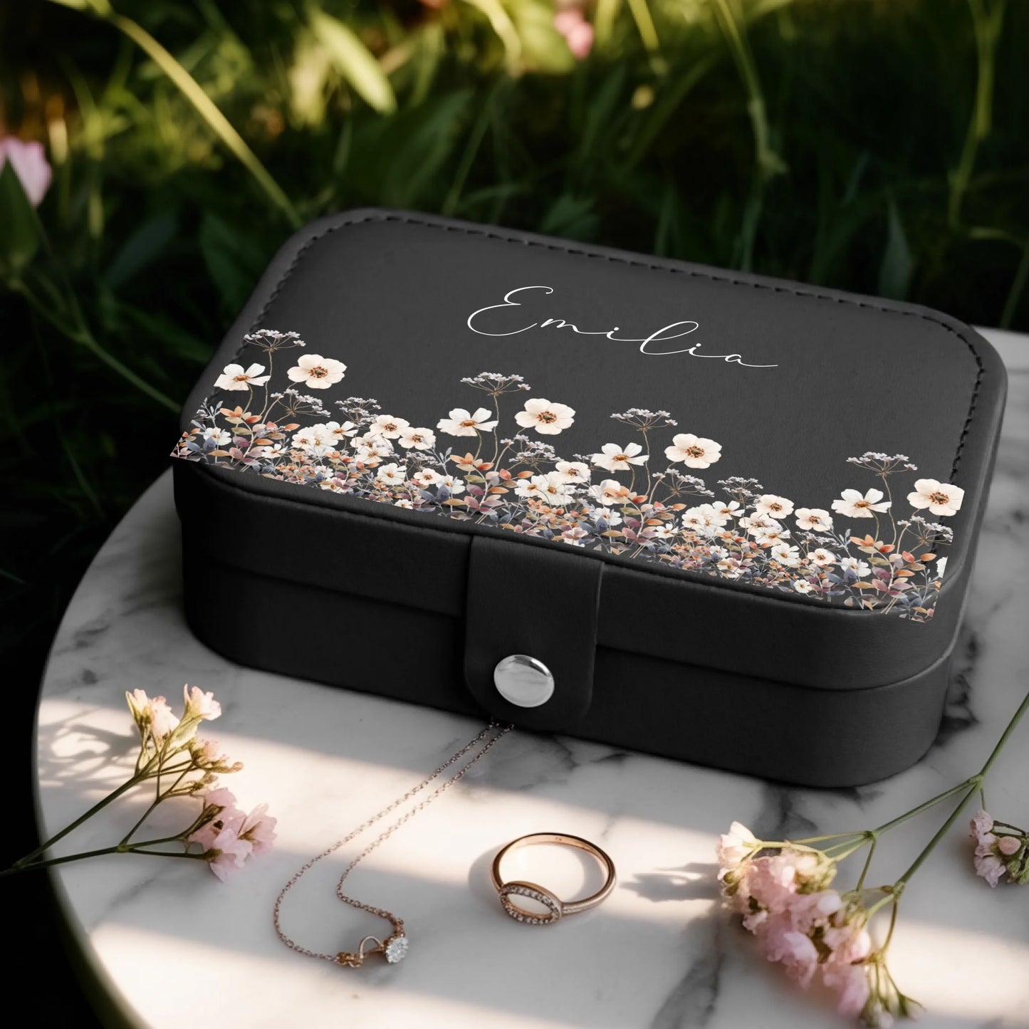 0025_1_a-jewelry-box-is-placed-on-a-white-marbl_BlkoKavvTY24k8sr508dhw_w2bZvE45QxOYx9cZS_CrMQ