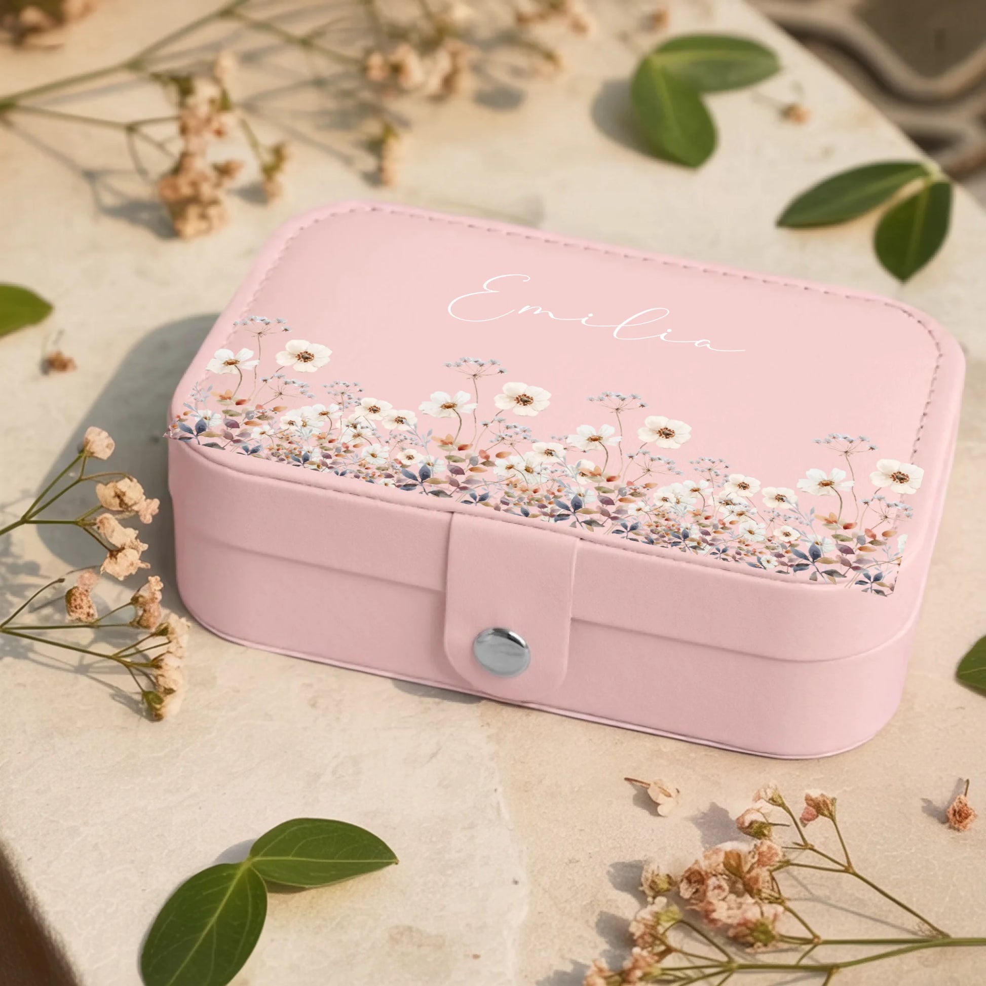 0001_1_a-jewelry-box-rests-on-a-neutral-stone-s_eXdv28EGQ4a4T730_mOXgA_EAF00DjQSb6ezGyMQnx5aA