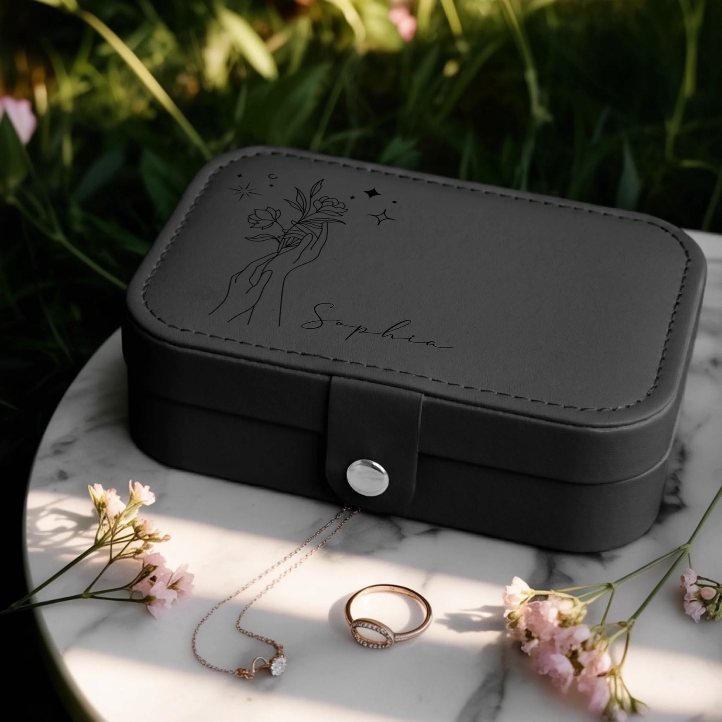 0025_1_a-jewelry-box-is-placed-on-a-white-marbl_BlkoKavvTY24k8sr508dhw_w2bZvE45QxOYx9cZS_CrMQ