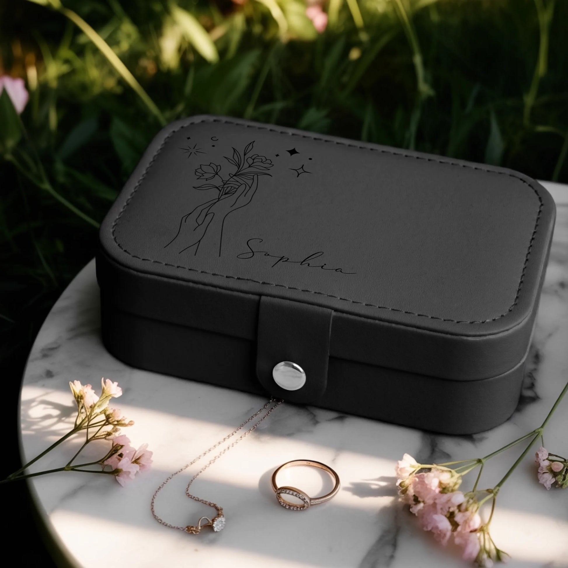 0025_1_a-jewelry-box-is-placed-on-a-white-marbl_BlkoKavvTY24k8sr508dhw_w2bZvE45QxOYx9cZS_CrMQ