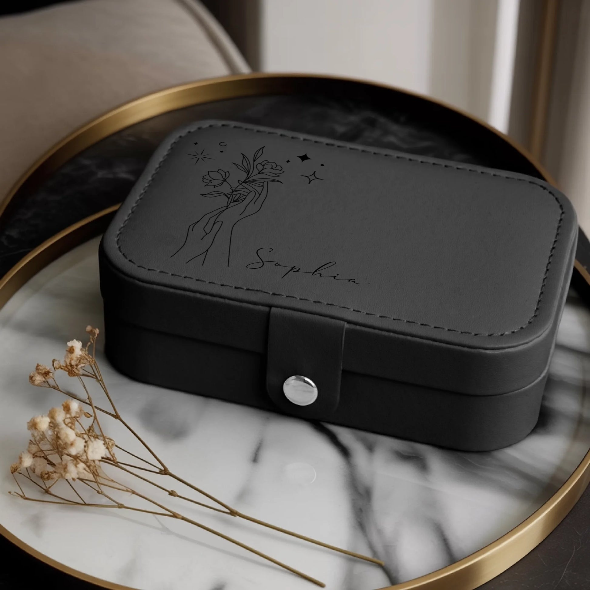 0024_1_a-luxurious-indoor-setup-for-a-jewelry-b_dSXTMwNTTnWI3g3almMLew_ZwZmykbaTKysEmc53pnDgw