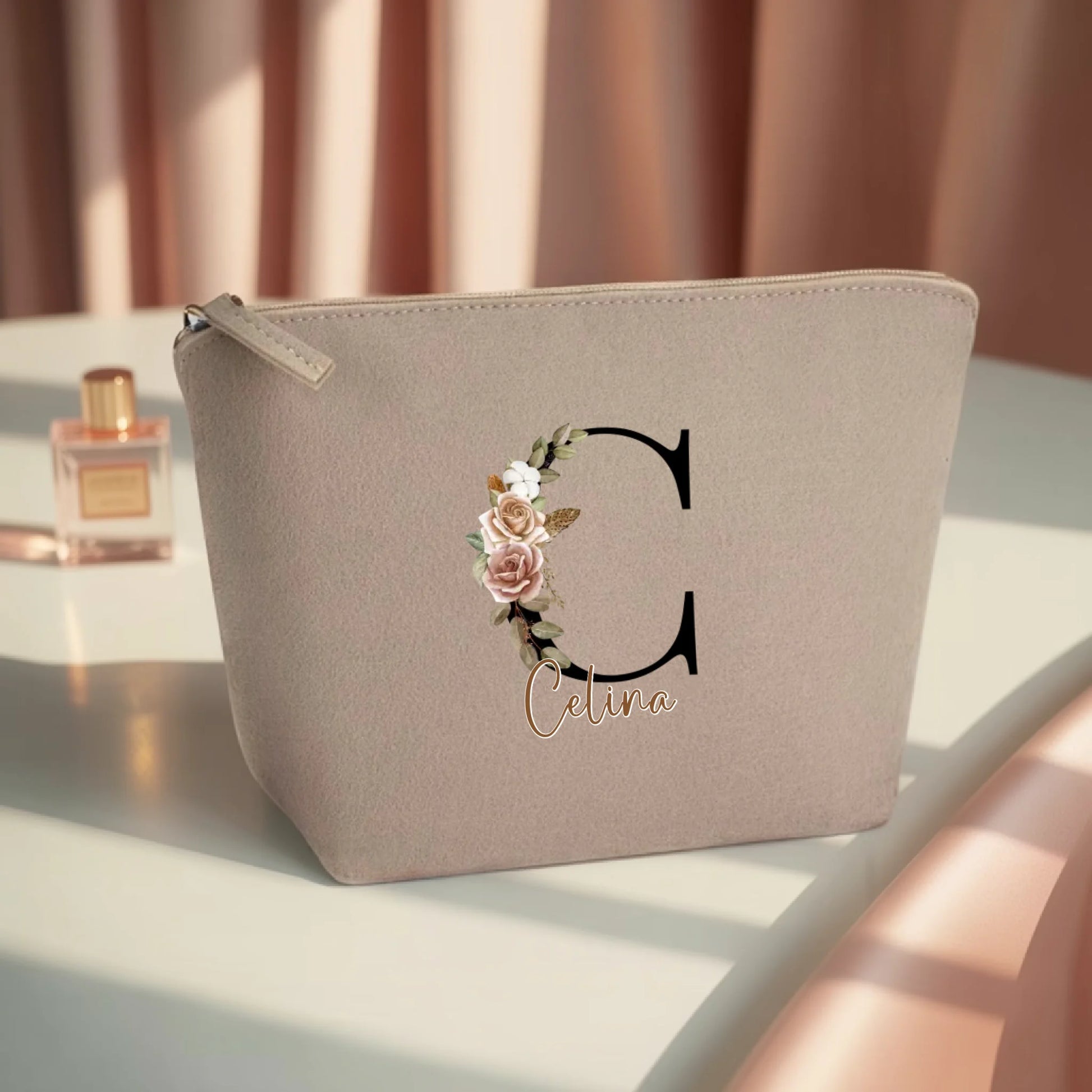 0011_1_the-makeup-bag-remains-unchanged-the-sce_HOQD8r8GS1qq6_uAOvTbdg_jYjSnkz7RyyC-DNdlyNJ9g