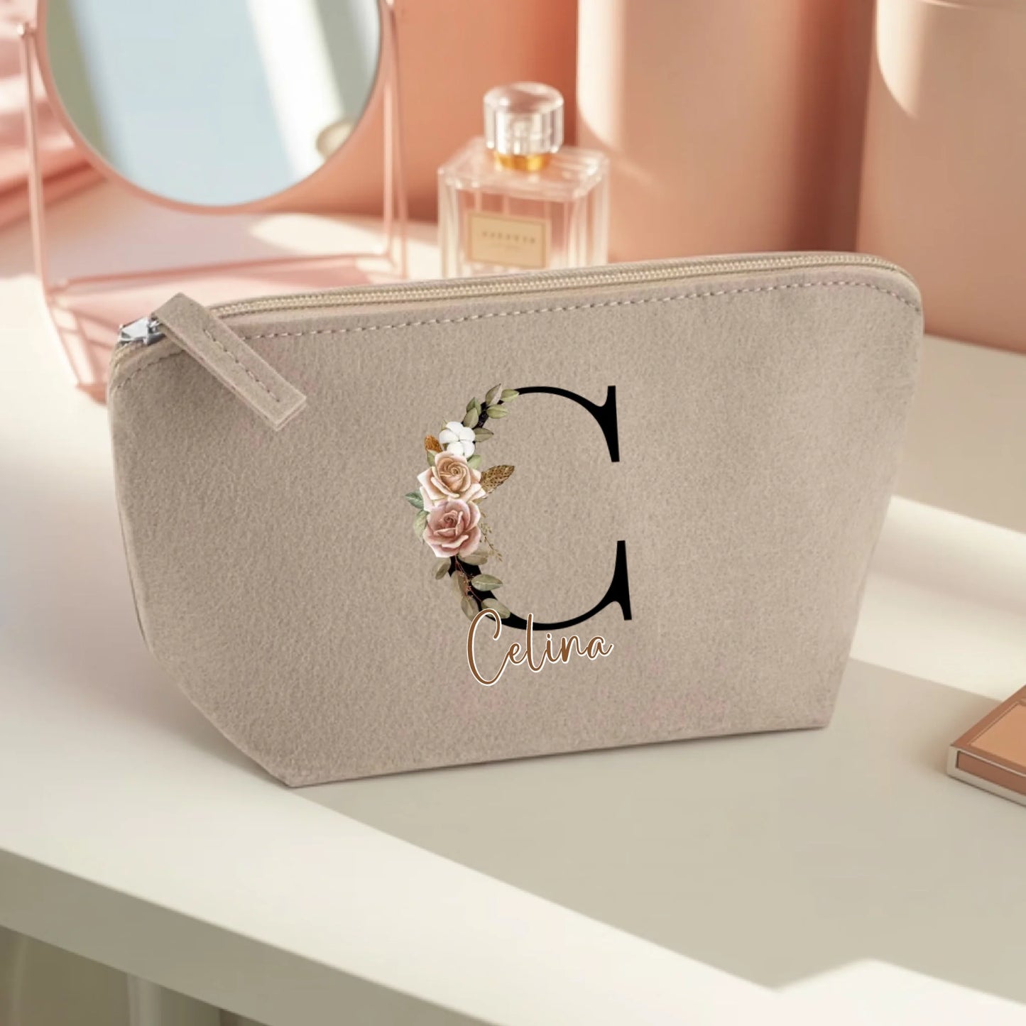 0012_1_the-makeup-bag-remains-unchanged-set-aga__BCvOp_yTRmGMFKEDhY_pA_WnKjPOdxQwK3t3z1V5BlUg