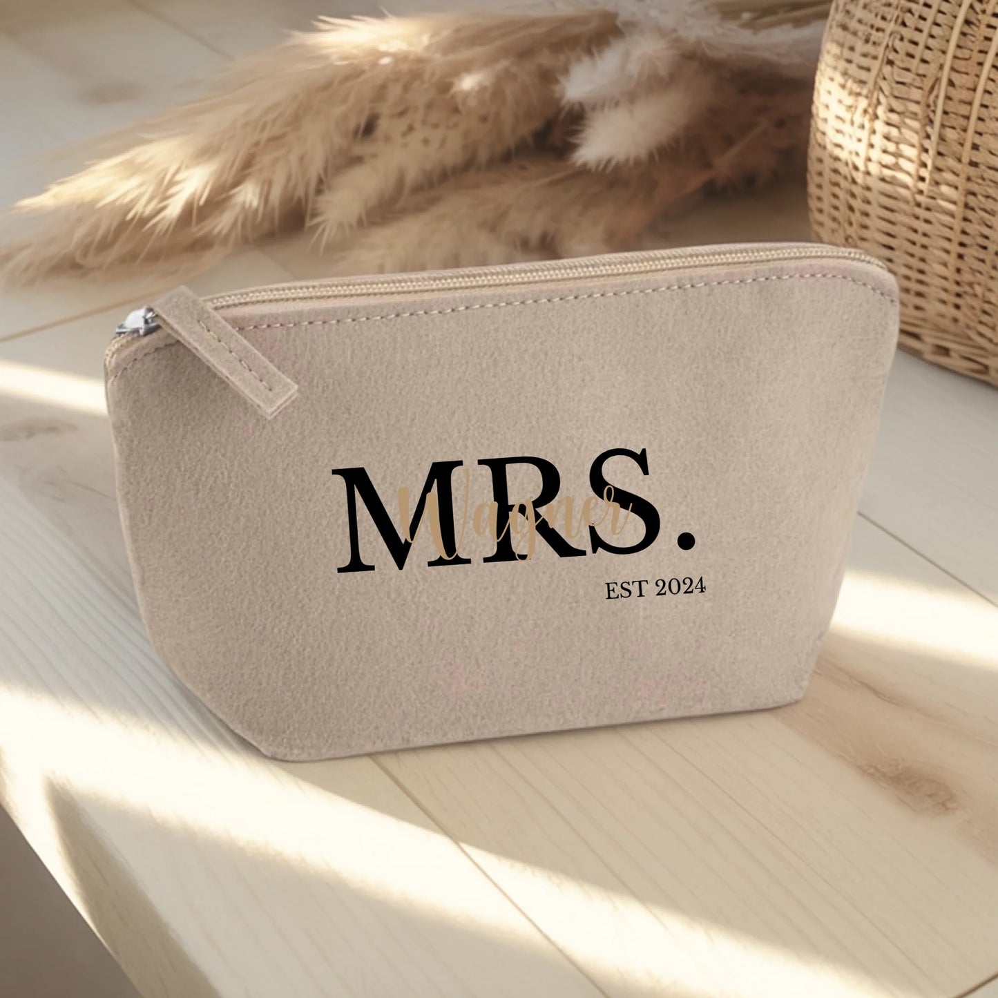 0013_1_the-background-is-set-upon-a-light-woode_lMDkDzw5TRi4rINBbsy8og_c8exRRJQTli-CJagMZBBmQ