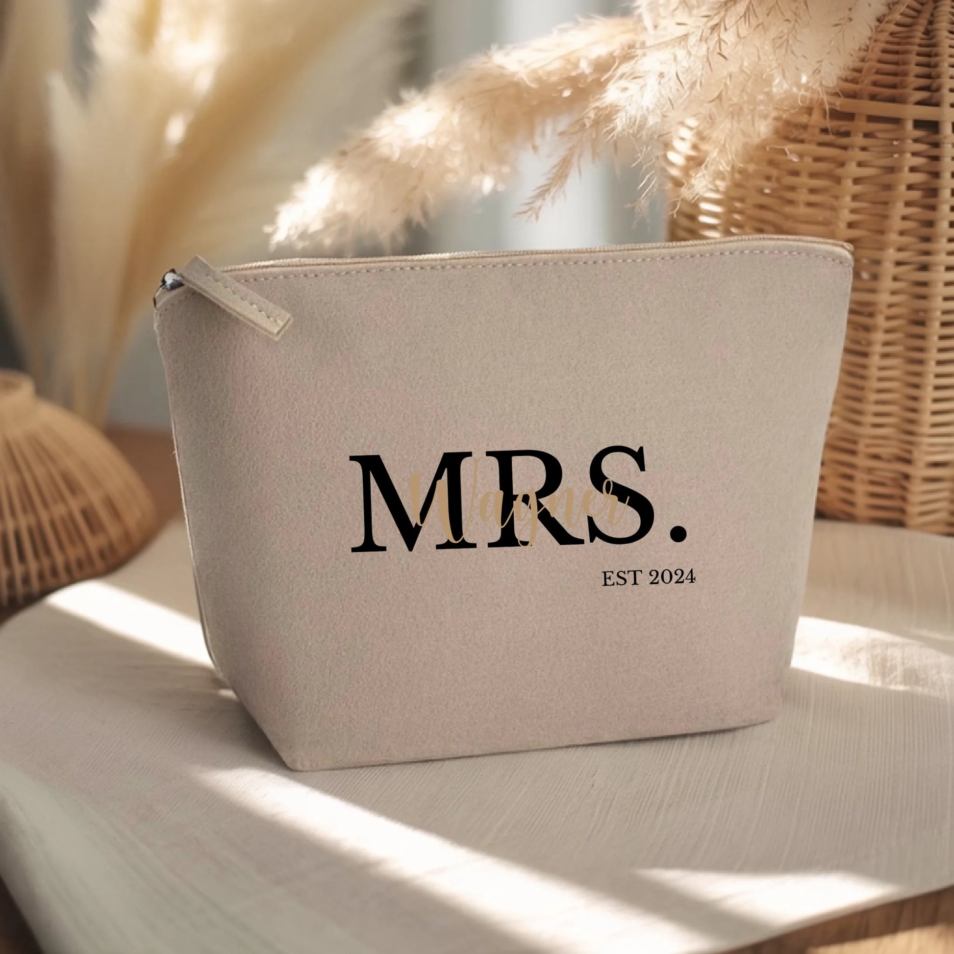 0010_1_the-background-is-set-upon-a-light-woode_FGKfsqWLSU6cj6EQW6YnMw_ZmaPSJuKT3y3LiUa8Z64oA