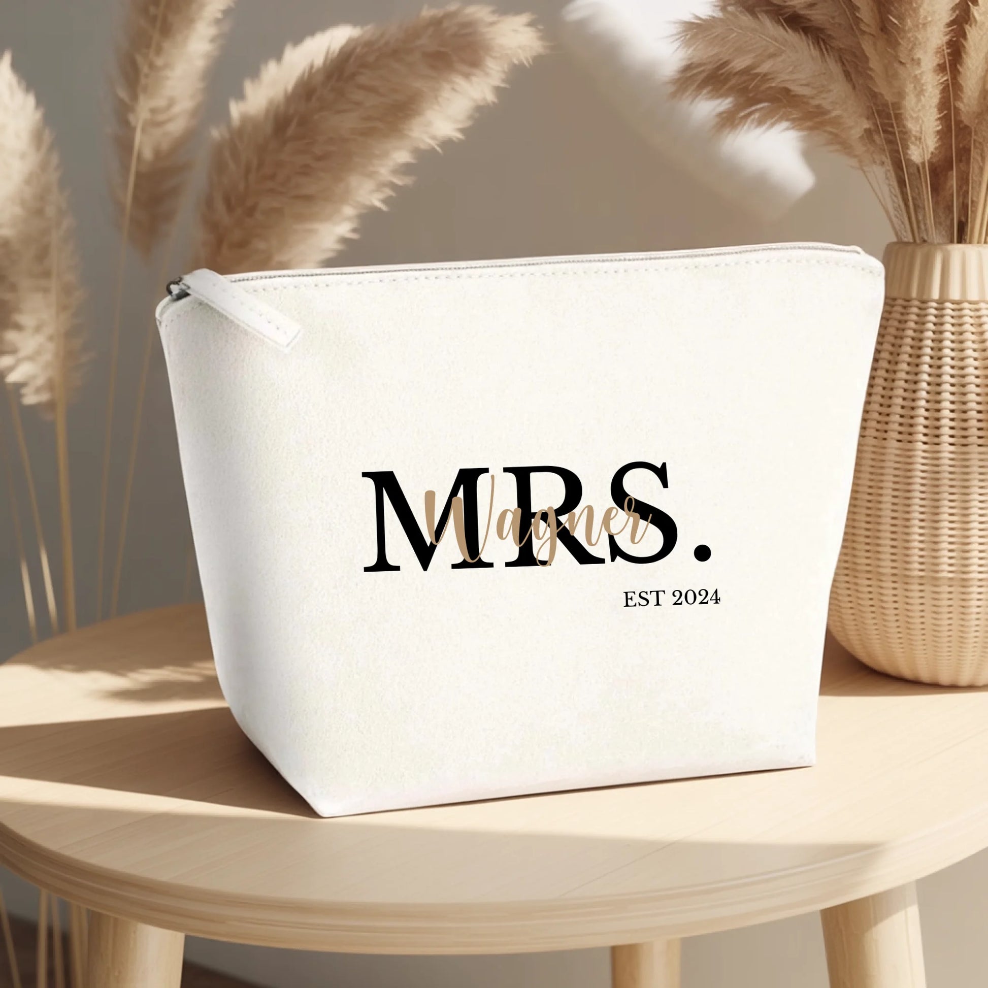 0001_2_the-makeup-bag-rests-on-a-light-wooden-t_ZFC9c2hwT02csoGH-CMVDw_ZKMCBy8JSdGmstZXtYu4cA