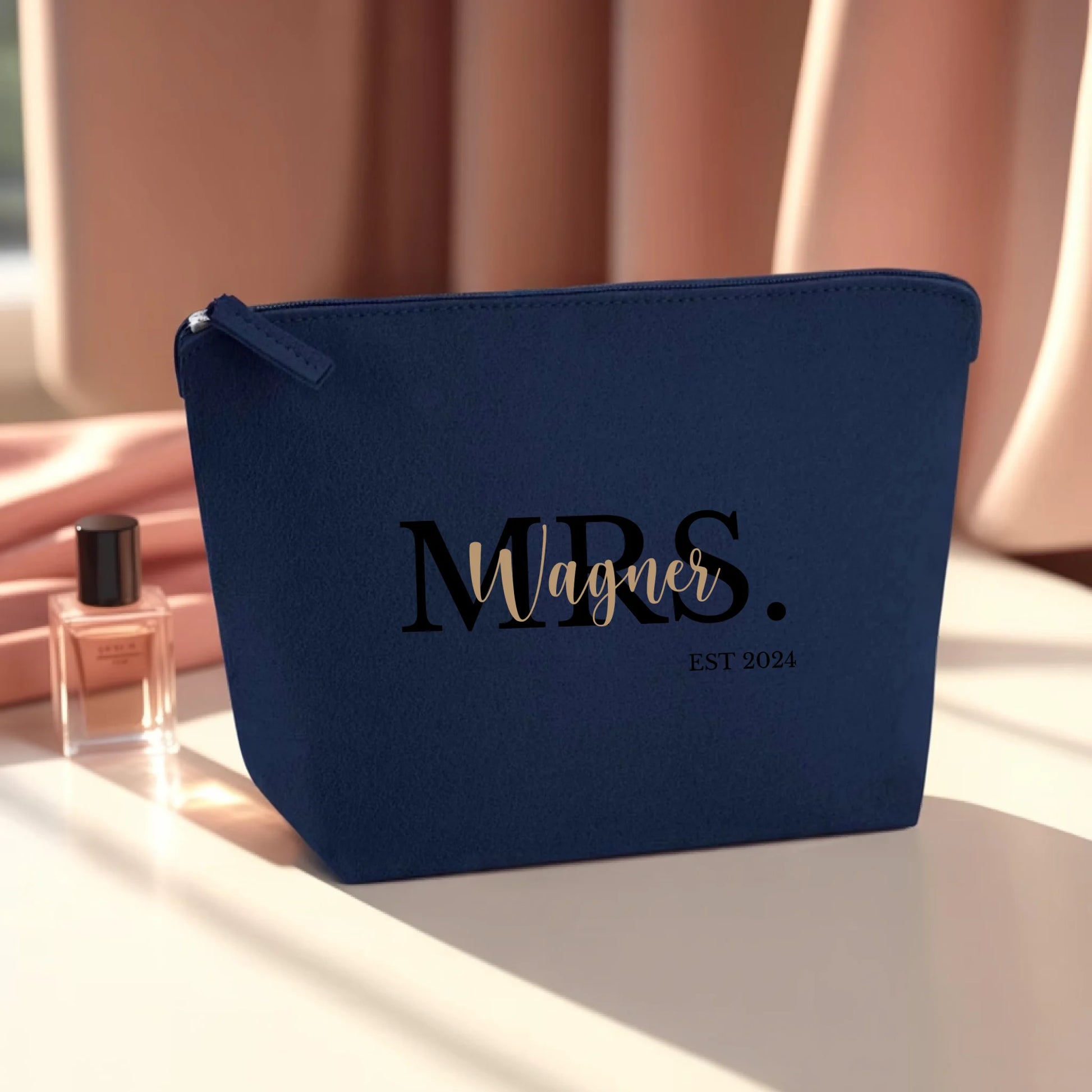 0019_1_the-makeup-bag-remains-unchanged-set-aga_72wUgnxoR5GUA58ol28RSQ_n5cLnm34QB2xHxgg1PJ7XA