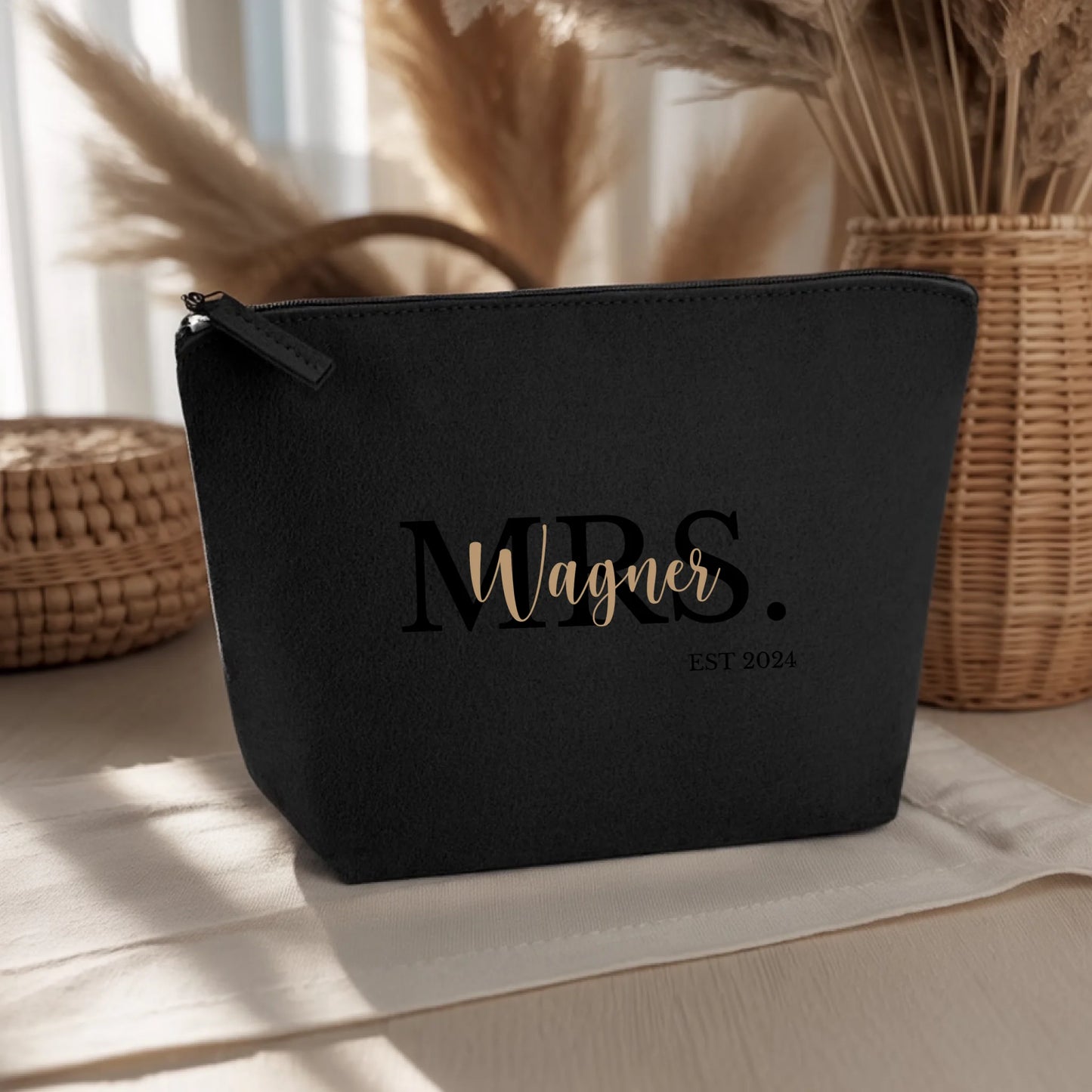 0022_1_the-background-is-set-upon-a-light-woode_5txujEJpQqeACxUFFaohNA_i9Fy41p0RjaLgnxCAW2UsA