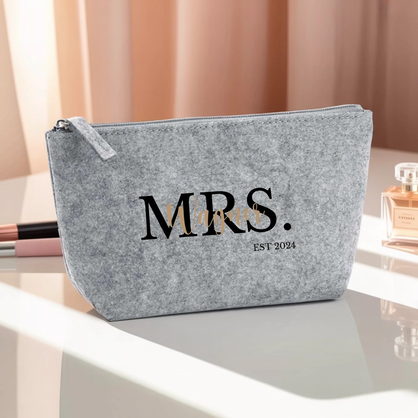 0007_1_the-makeup-bag-remains-unchanged-it-is-s_a6hd5YT1R3CdoO7p325rYQ_RU6FXtpnST-W89hSZfts4A