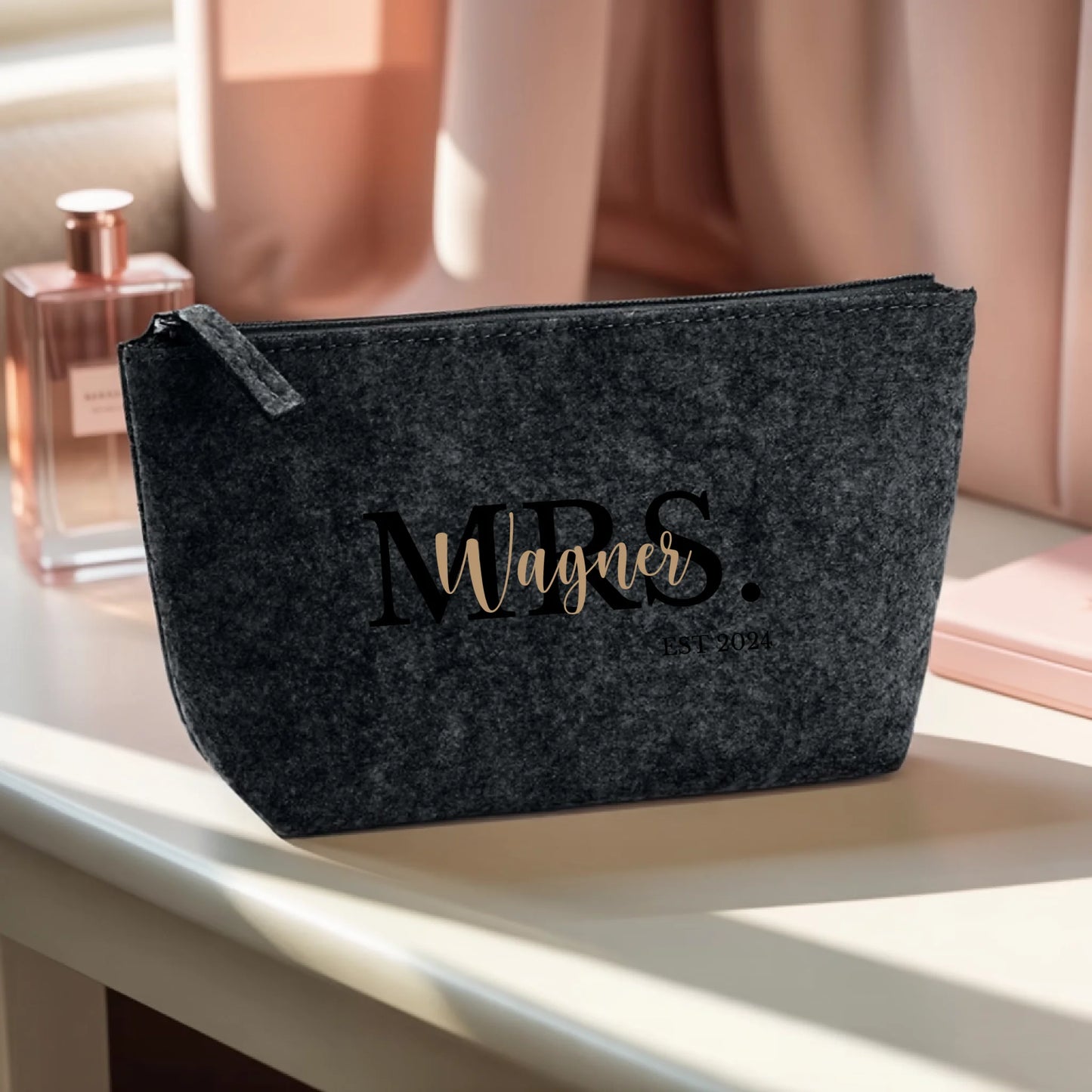 0016_1_the-makeup-bag-remains-unchanged-the-set_CV7B8Lw4RaSKBfpibkiYdg_4pJP-XQbQKSsFyA3HdEKgQ