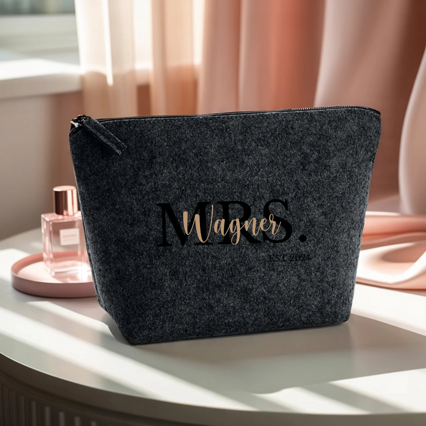 0015_1_the-makeup-bag-remains-unchanged-set-aga_YRtToNOjSKOwKky7BHjGiw_wZSBAeoqQn2w4Ud5Y2fCkw