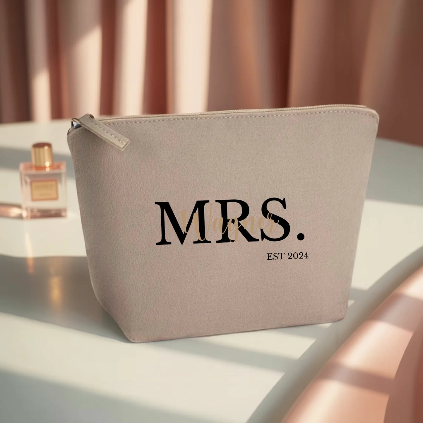 0011_1_the-makeup-bag-remains-unchanged-the-sce_HOQD8r8GS1qq6_uAOvTbdg_jYjSnkz7RyyC-DNdlyNJ9g