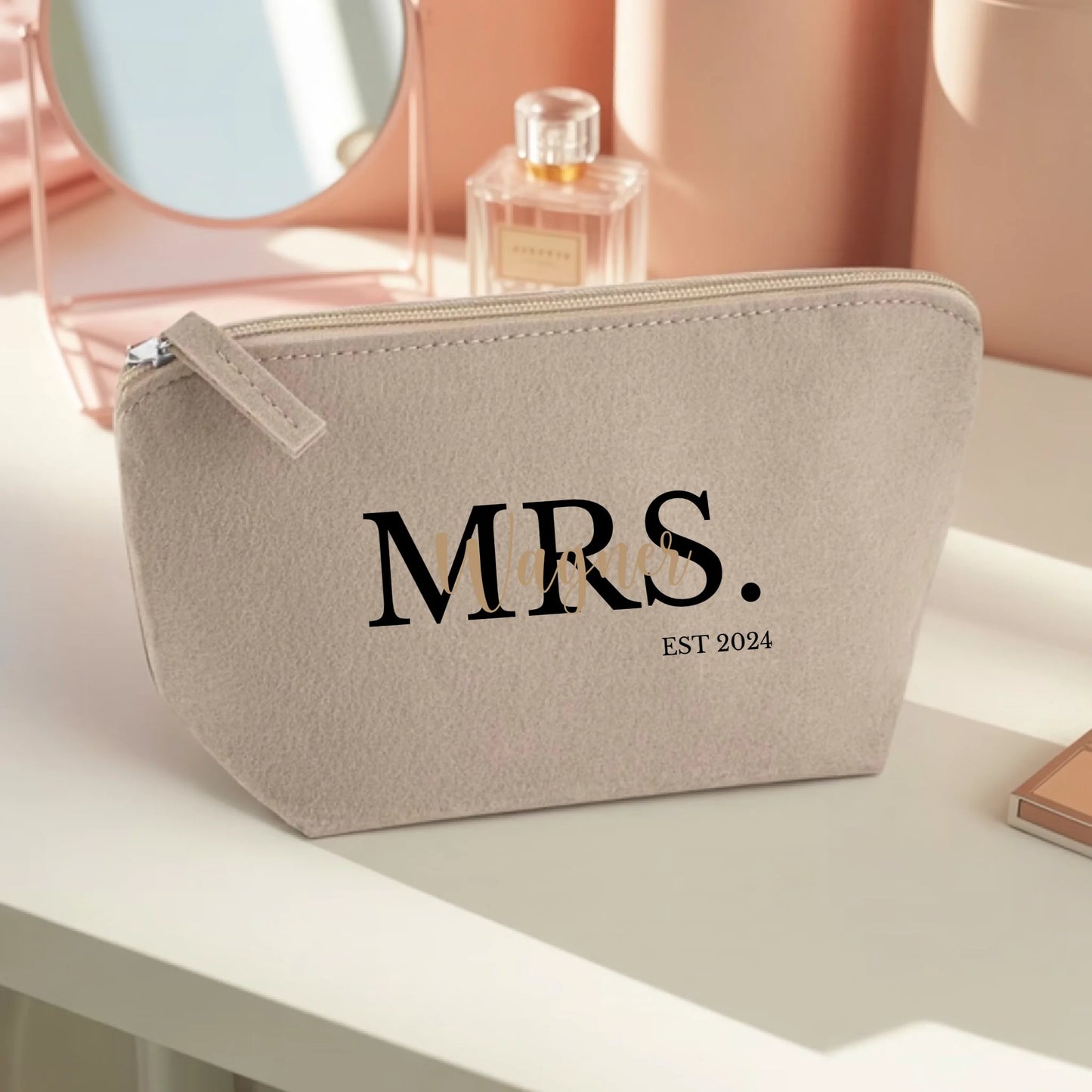 0012_1_the-makeup-bag-remains-unchanged-set-aga__BCvOp_yTRmGMFKEDhY_pA_WnKjPOdxQwK3t3z1V5BlUg