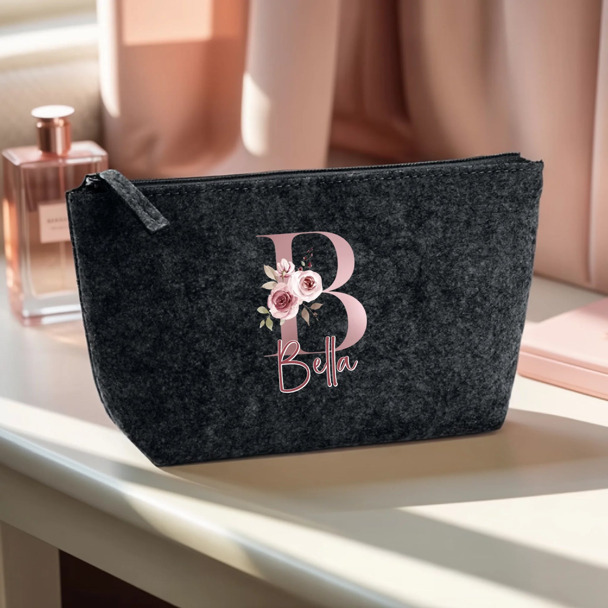 0016_1_the-makeup-bag-remains-unchanged-the-set_CV7B8Lw4RaSKBfpibkiYdg_4pJP-XQbQKSsFyA3HdEKgQ