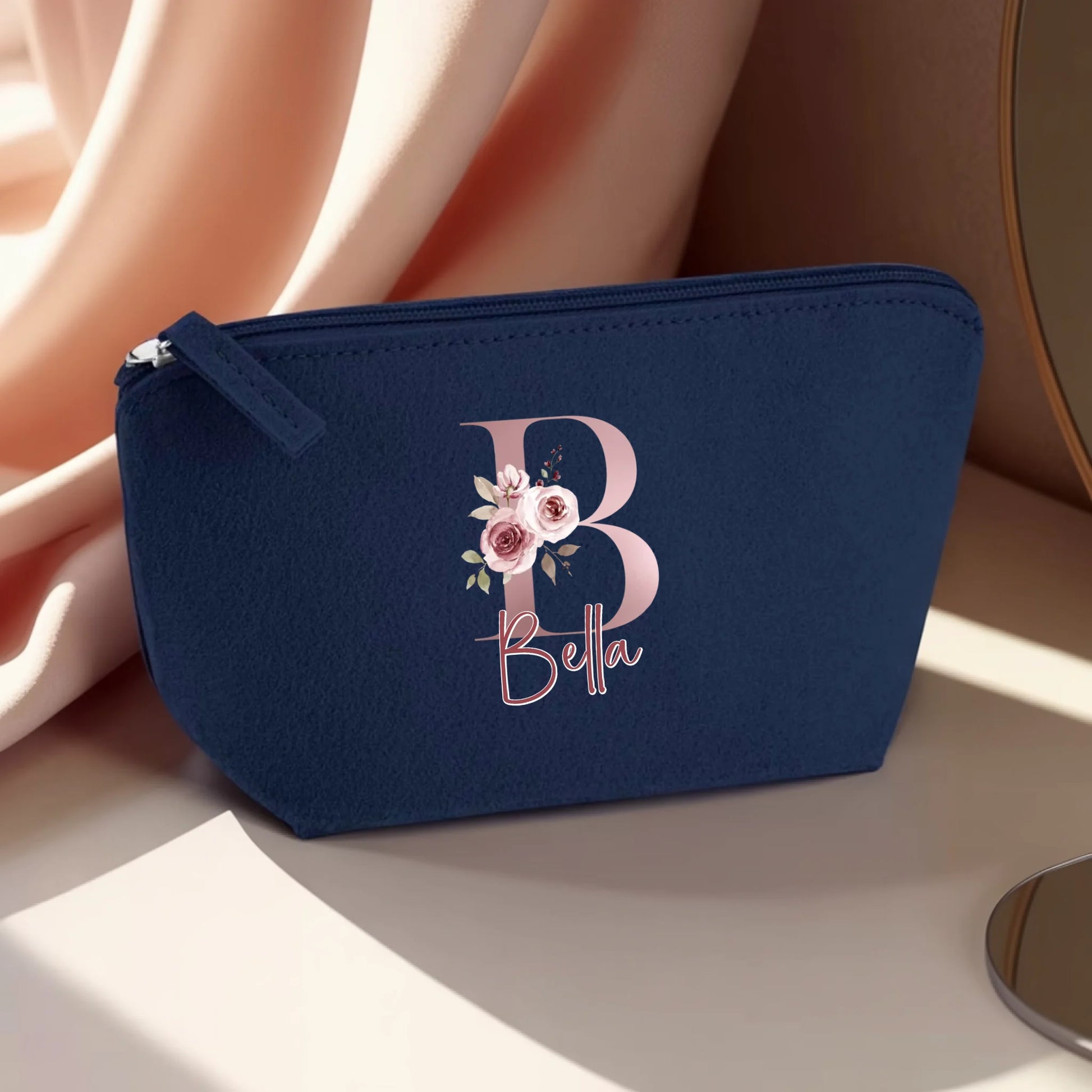 0020_1_the-makeup-bag-remains-unchanged-present_KhGfS_qHSq60gMAwCmTeQg_KhK8a177R9SYAU8NzDkANQ