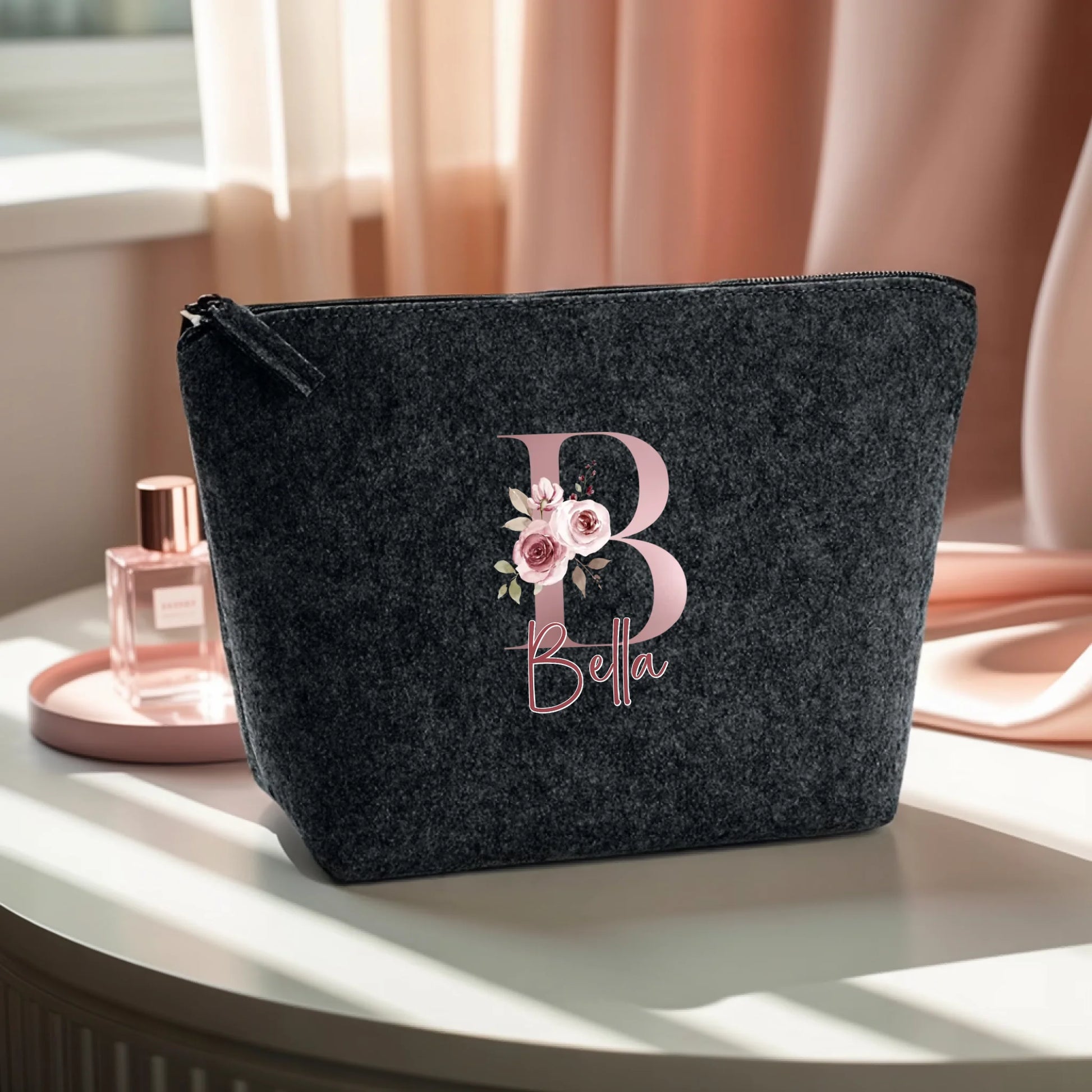 0015_1_the-makeup-bag-remains-unchanged-set-aga_YRtToNOjSKOwKky7BHjGiw_wZSBAeoqQn2w4Ud5Y2fCkw