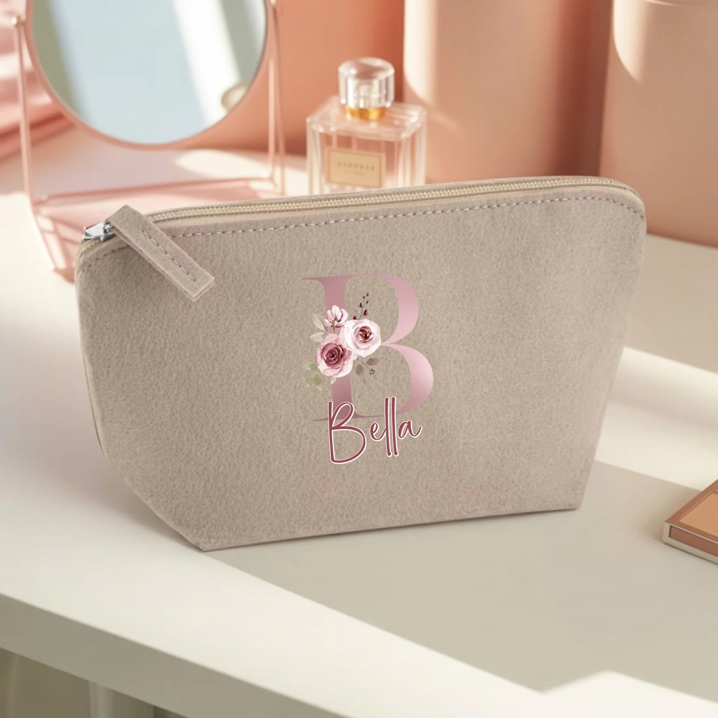 0012_1_the-makeup-bag-remains-unchanged-set-aga__BCvOp_yTRmGMFKEDhY_pA_WnKjPOdxQwK3t3z1V5BlUg