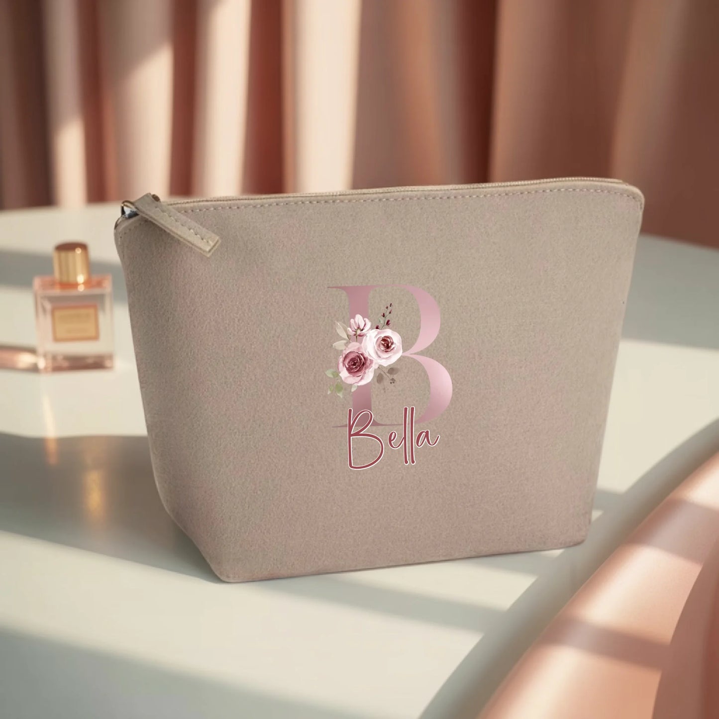 0011_1_the-makeup-bag-remains-unchanged-the-sce_HOQD8r8GS1qq6_uAOvTbdg_jYjSnkz7RyyC-DNdlyNJ9g