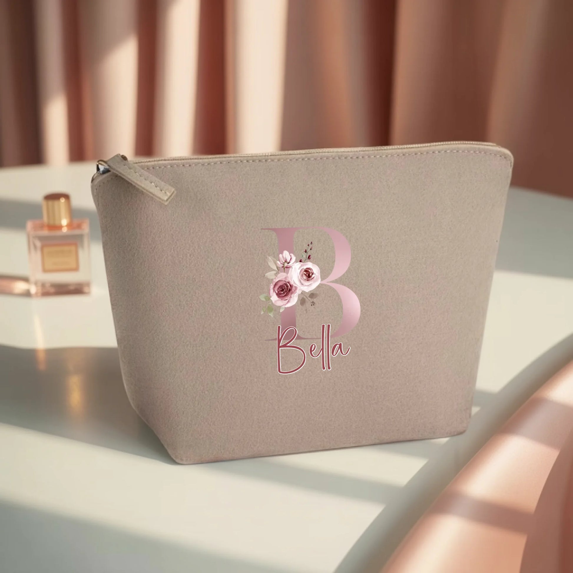 0011_1_the-makeup-bag-remains-unchanged-the-sce_HOQD8r8GS1qq6_uAOvTbdg_jYjSnkz7RyyC-DNdlyNJ9g