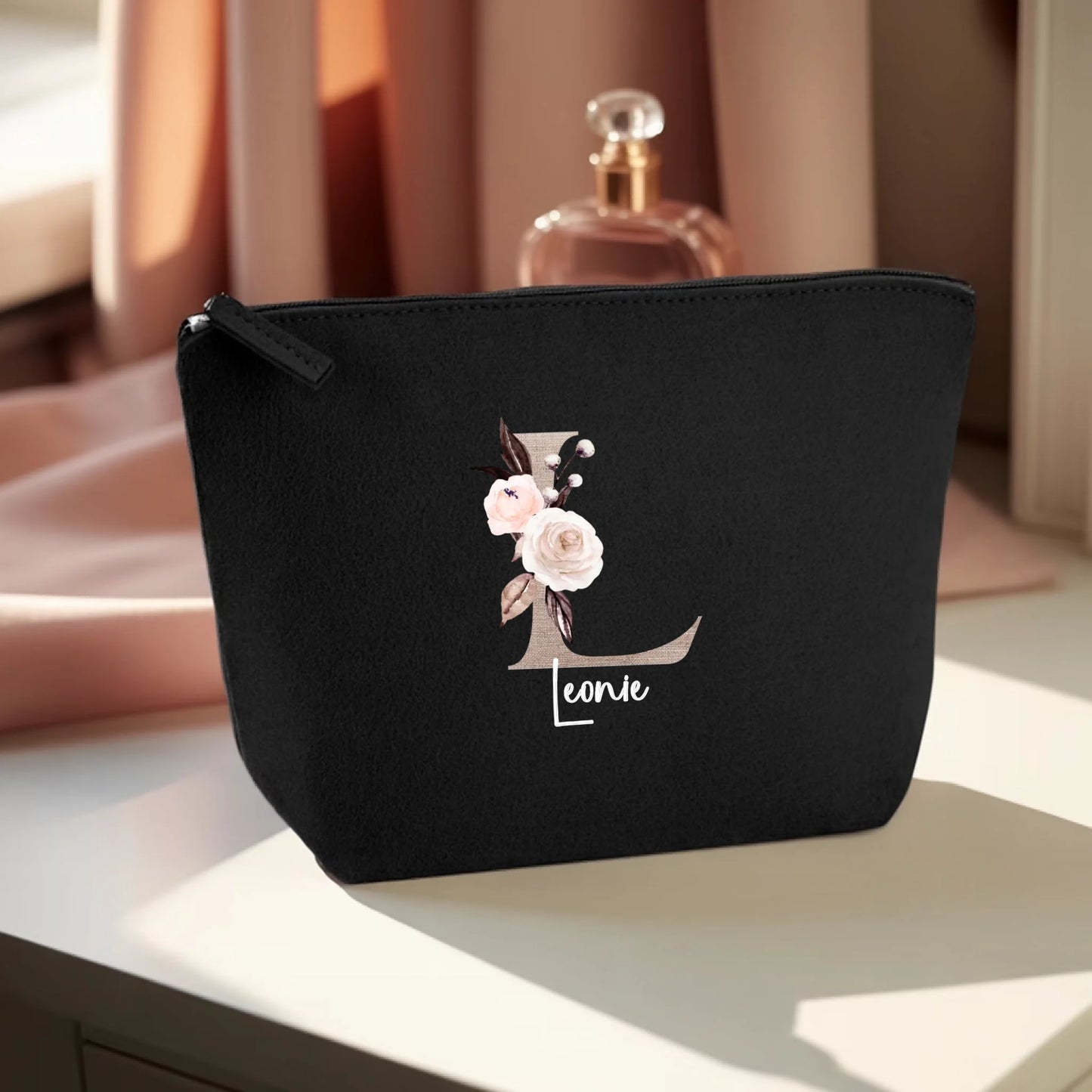 0023_1_the-makeup-bag-remains-unchanged-set-aga_-0mMpJ-jRd-Pr1cq8Xx0dQ_JFimbC0gR3absN0bpjEyrg