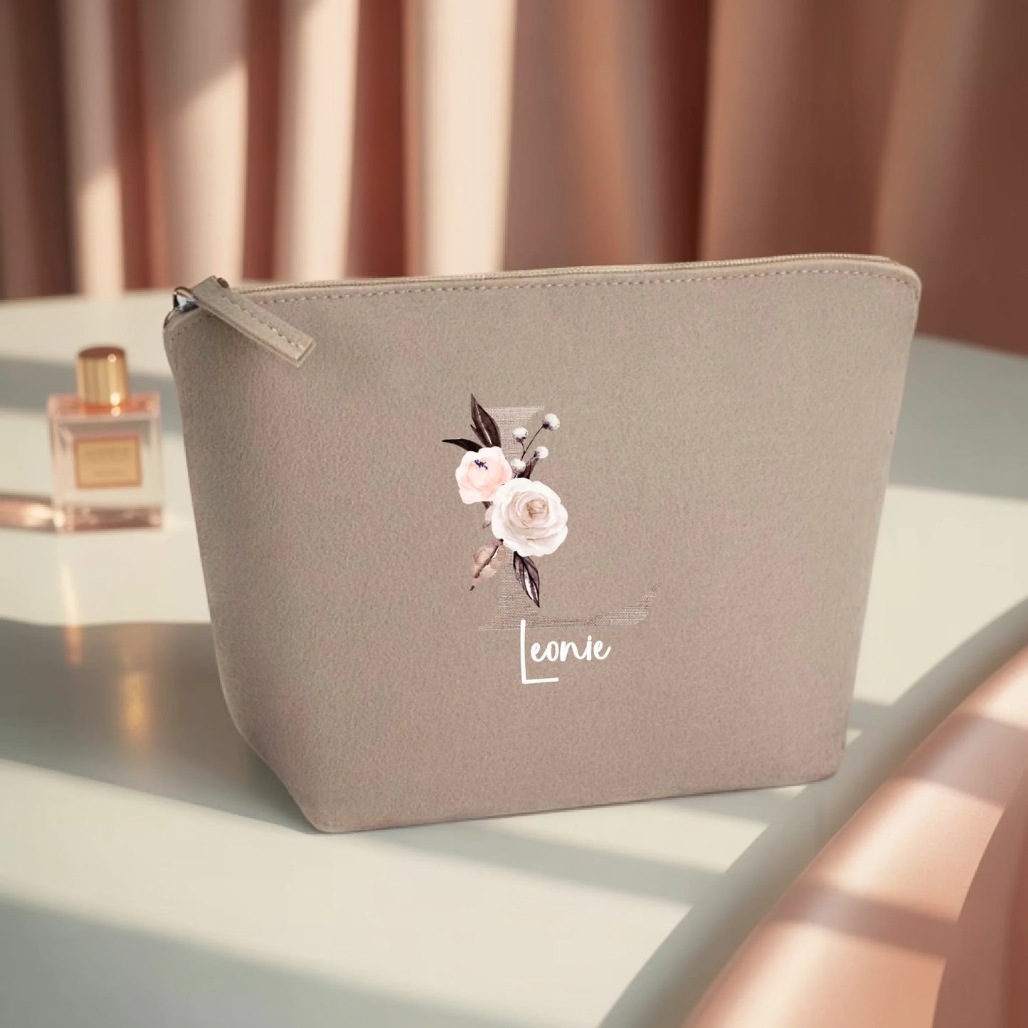 0011_1_the-makeup-bag-remains-unchanged-the-sce_HOQD8r8GS1qq6_uAOvTbdg_jYjSnkz7RyyC-DNdlyNJ9g