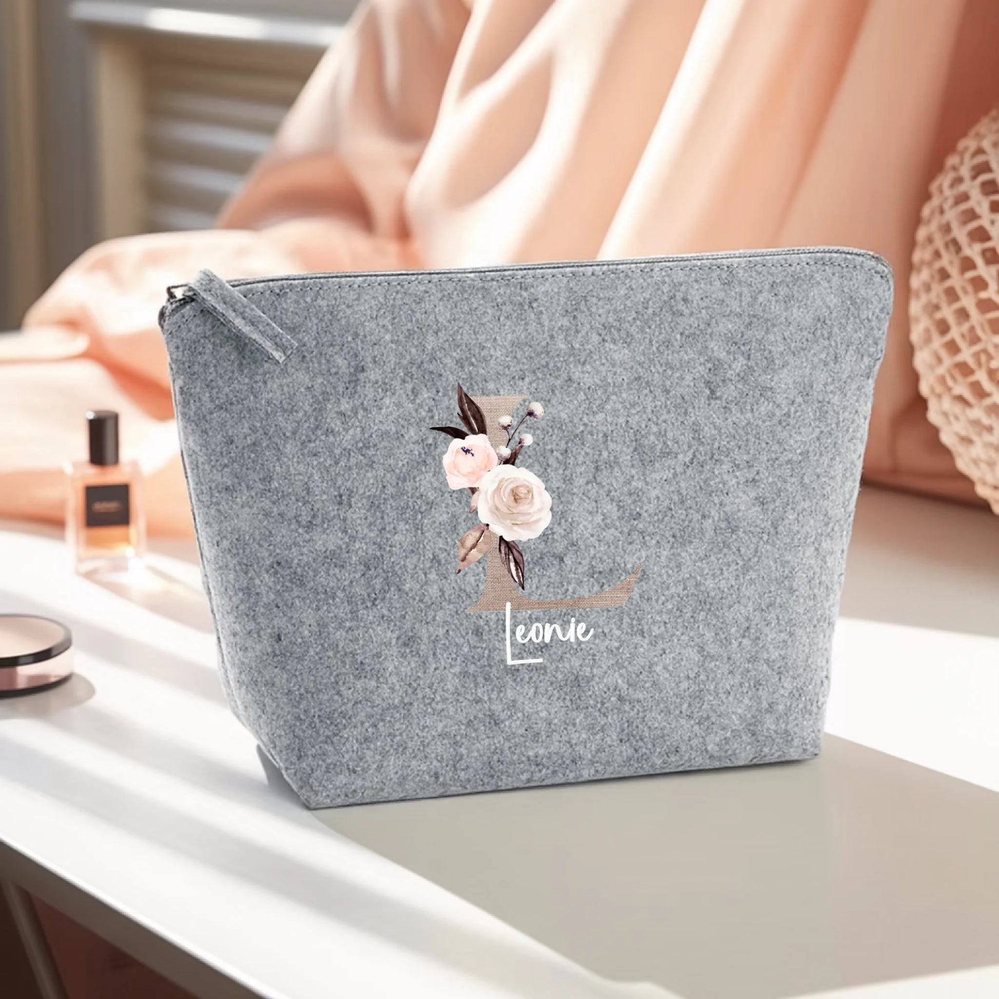 0006_1_the-scene-is-set-on-a-white-tabletop-bat_0zkIMG2zQDyjmwqwySAE7w_pnmOr5zVT4OvghyyKrkddQ