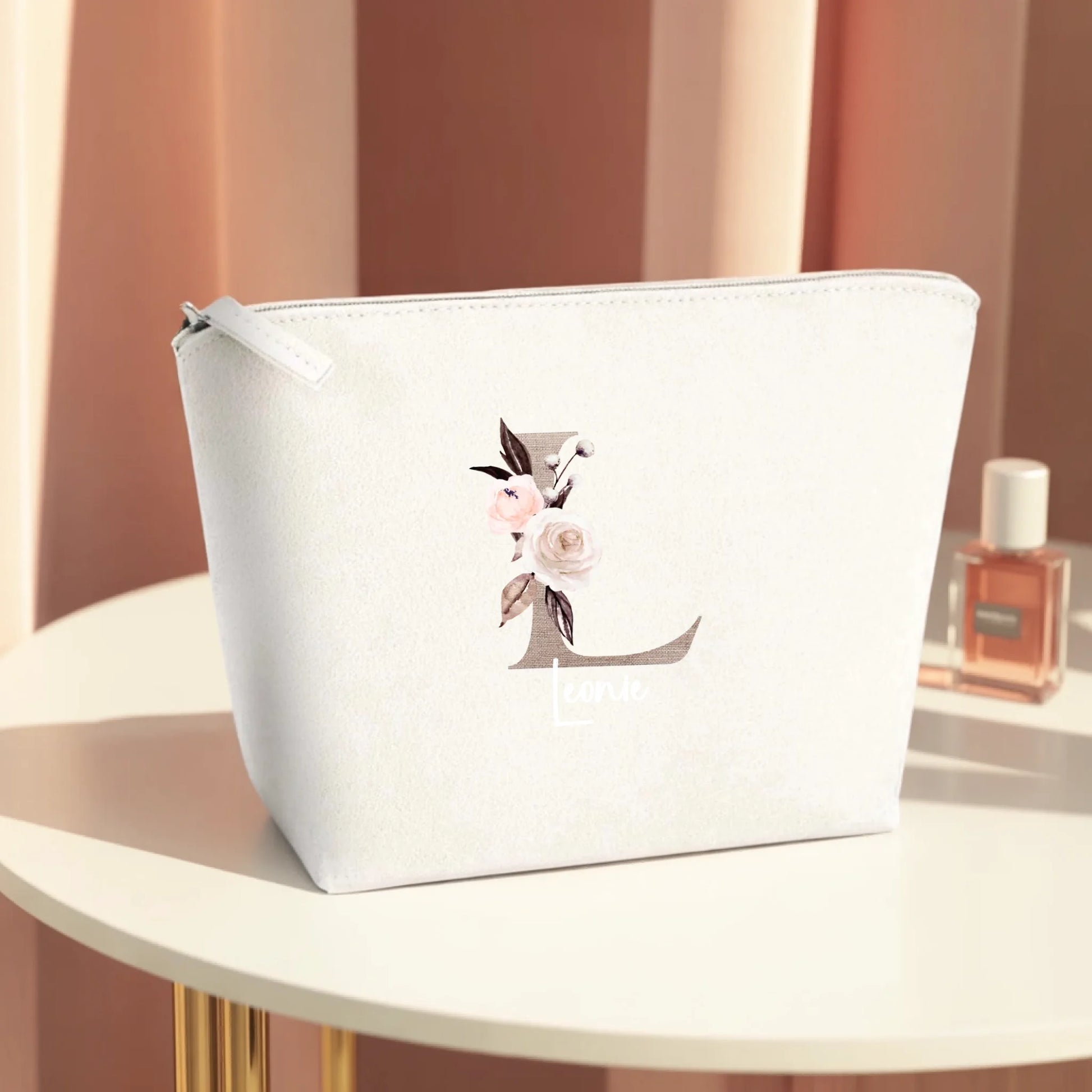 0005_1_the-makeup-bag-remains-unchanged-set-aga_PfnKX_fkSUWjURzROZBGHg_yPYdG7-1QqqWFIJWq2PeBA