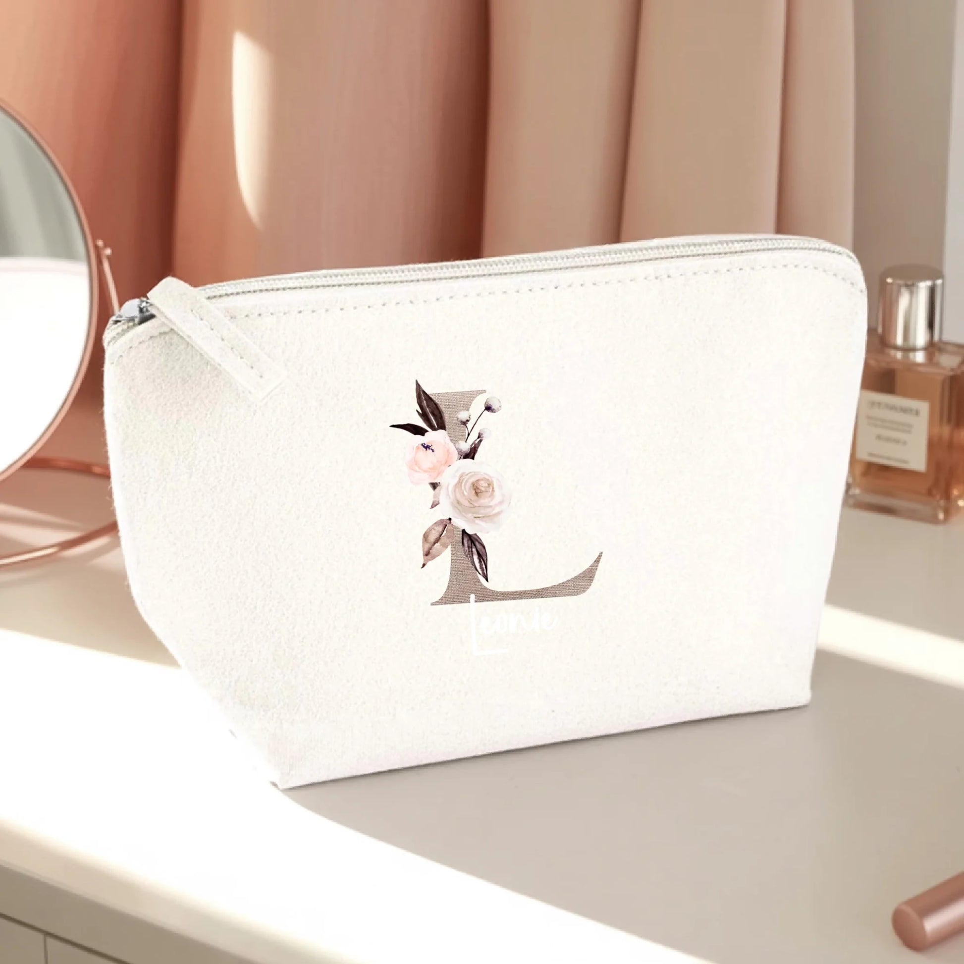 0003_1_the-makeup-bag-remains-unchanged-set-aga_q__XO_A1SJe5RPJ1k6C_sA_JZ-xTEy3TYS2jRfcMfhjeg