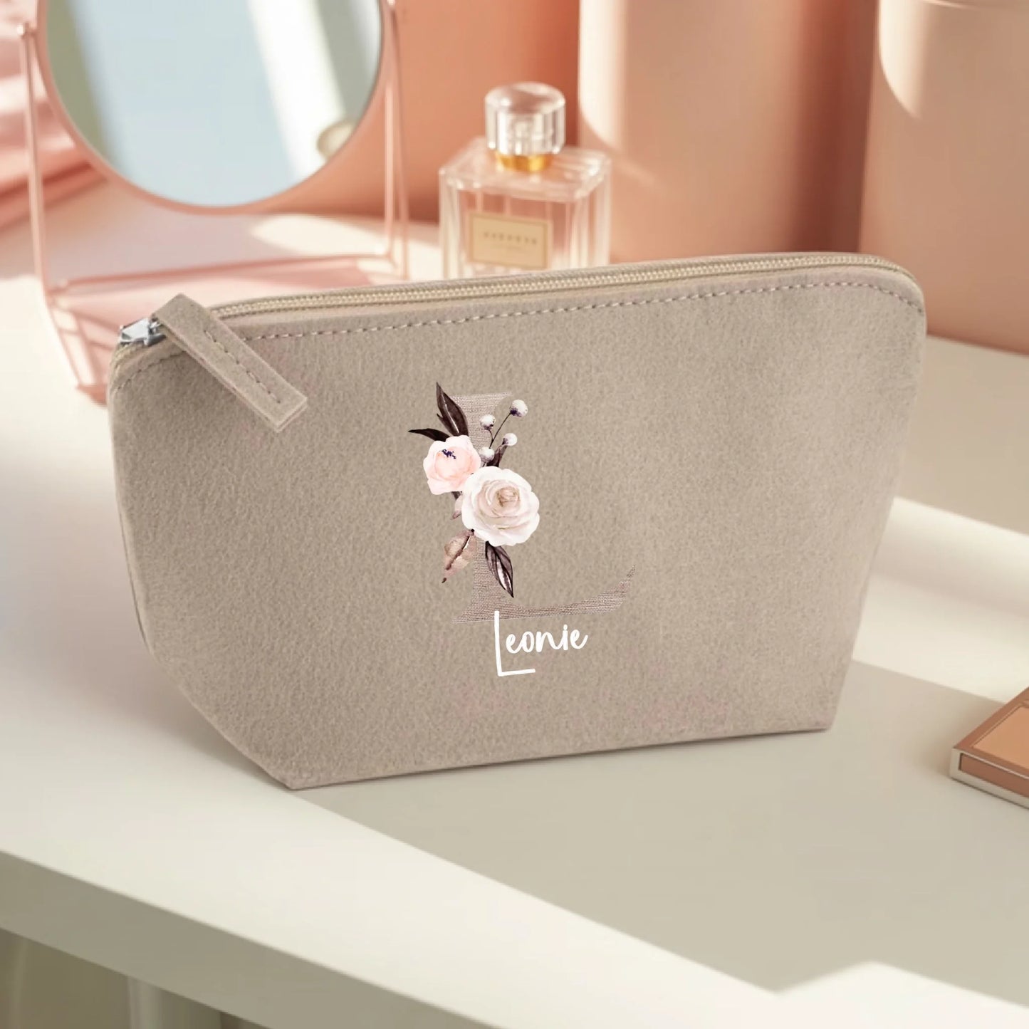 0012_1_the-makeup-bag-remains-unchanged-set-aga__BCvOp_yTRmGMFKEDhY_pA_WnKjPOdxQwK3t3z1V5BlUg