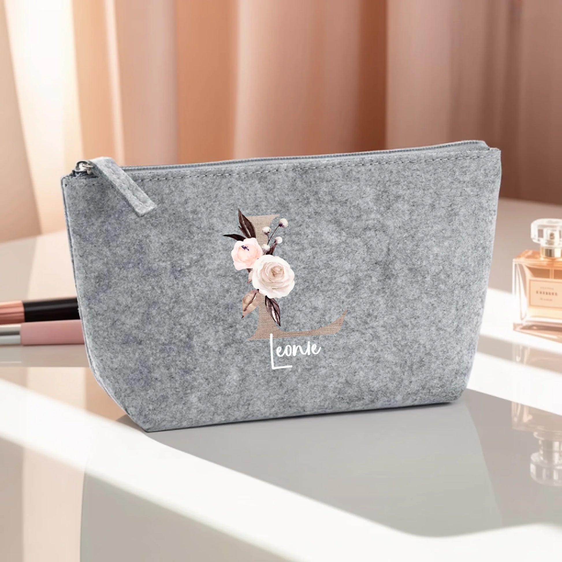 0007_1_the-makeup-bag-remains-unchanged-it-is-s_a6hd5YT1R3CdoO7p325rYQ_RU6FXtpnST-W89hSZfts4A