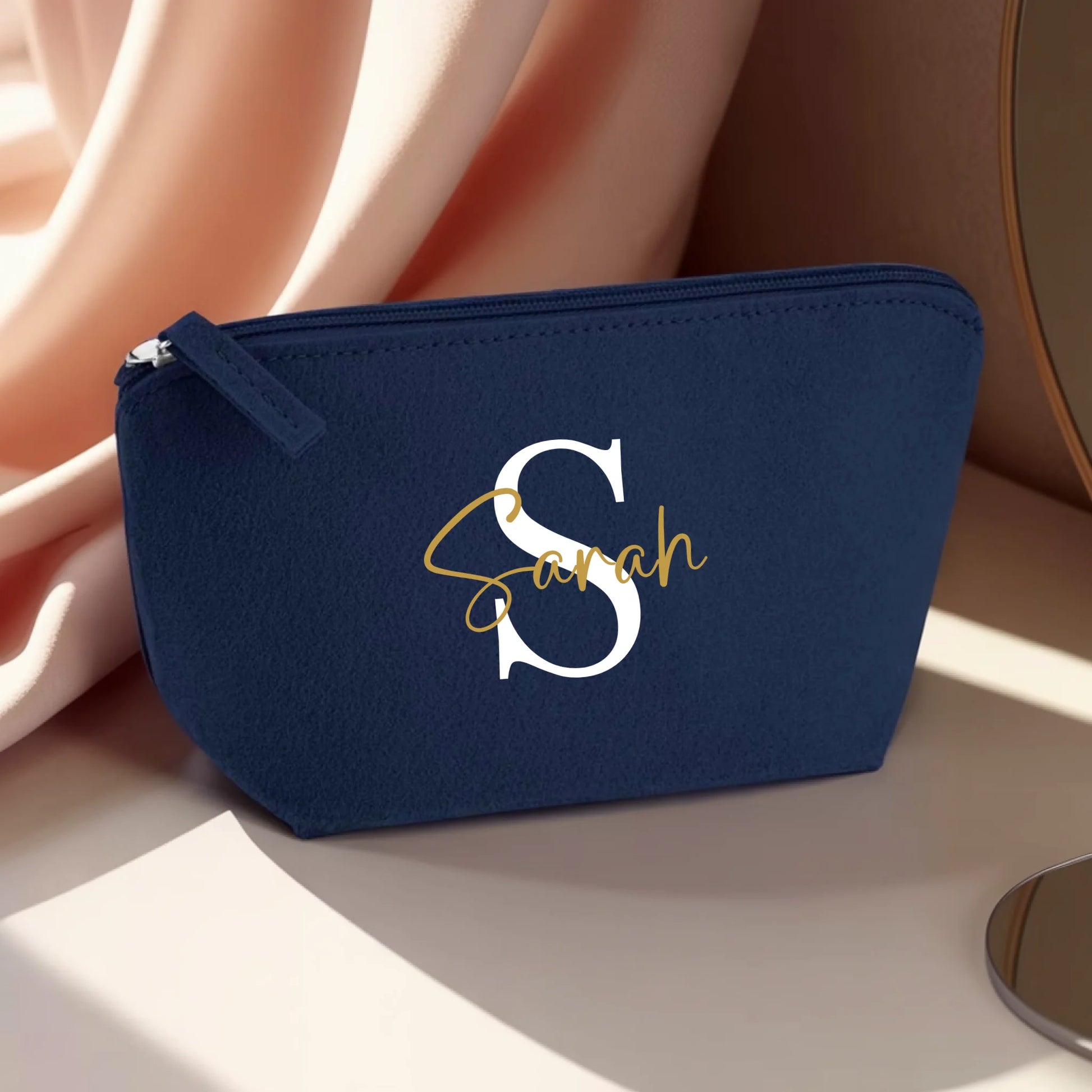 0020_1_the-makeup-bag-remains-unchanged-present_KhGfS_qHSq60gMAwCmTeQg_KhK8a177R9SYAU8NzDkANQ