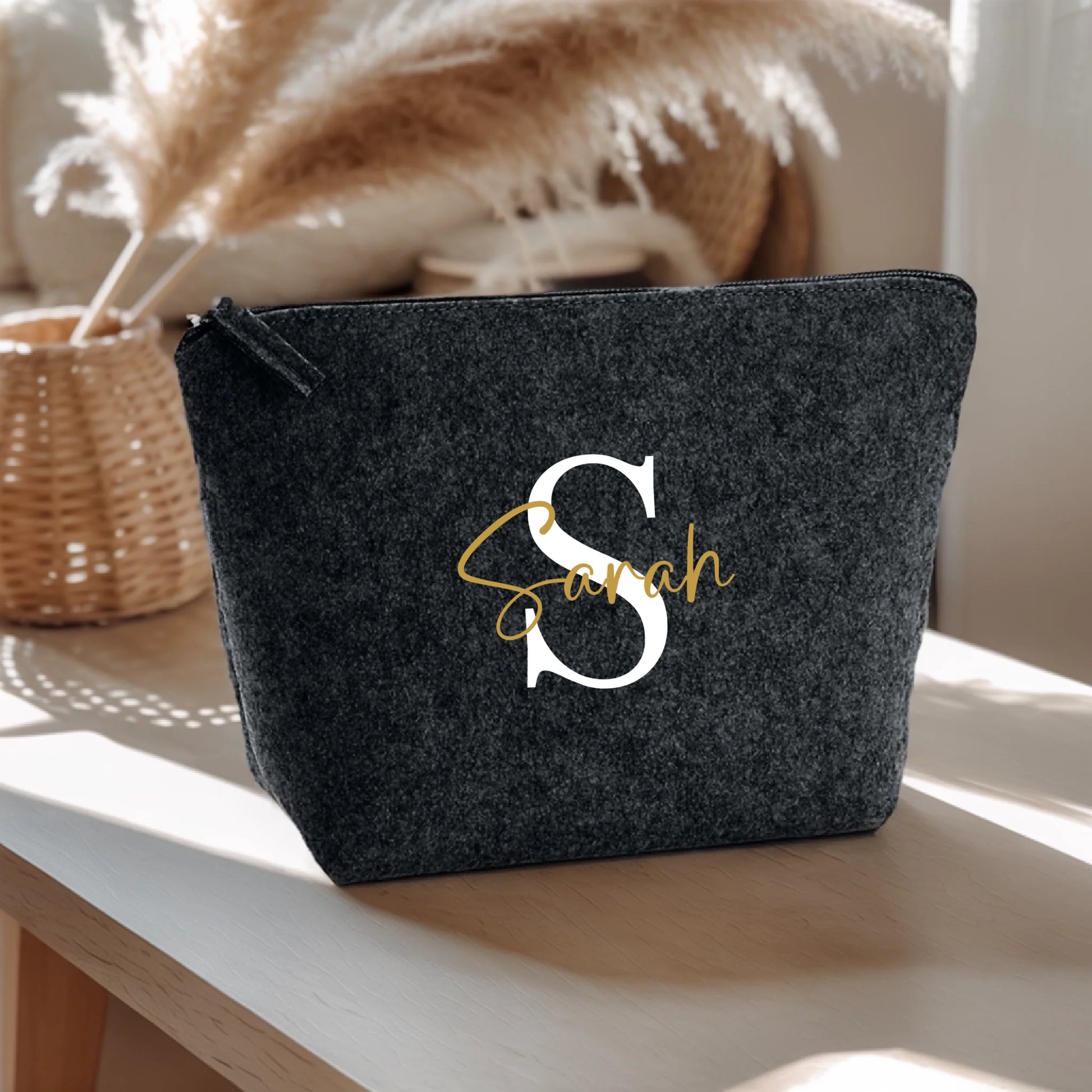 0014_1_the-background-is-set-on-a-light-wooden-_XjkkjBuAQdSAirzykTZbAw__6KCbqA4TuqrbteKDOSu5w