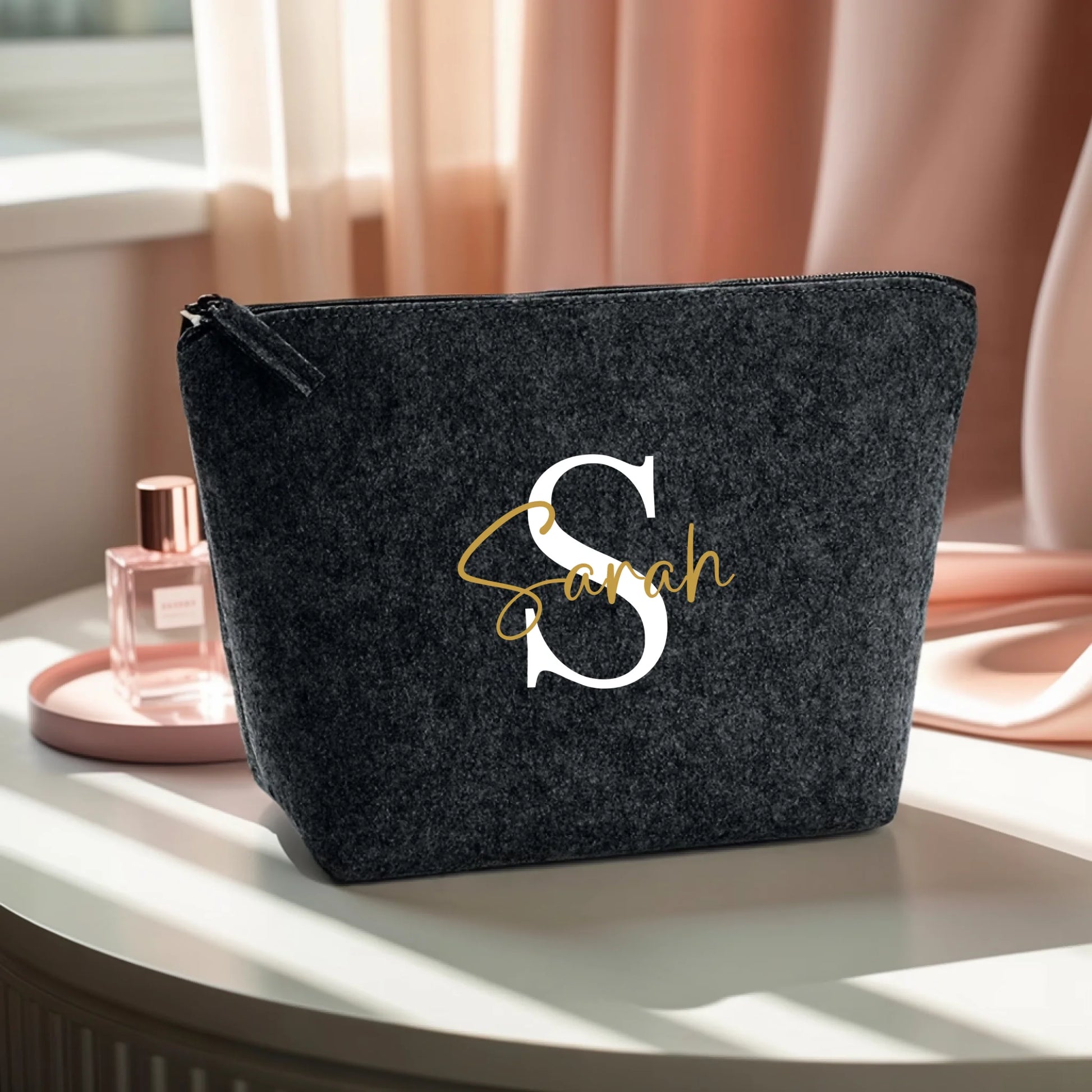 0015_1_the-makeup-bag-remains-unchanged-set-aga_YRtToNOjSKOwKky7BHjGiw_wZSBAeoqQn2w4Ud5Y2fCkw