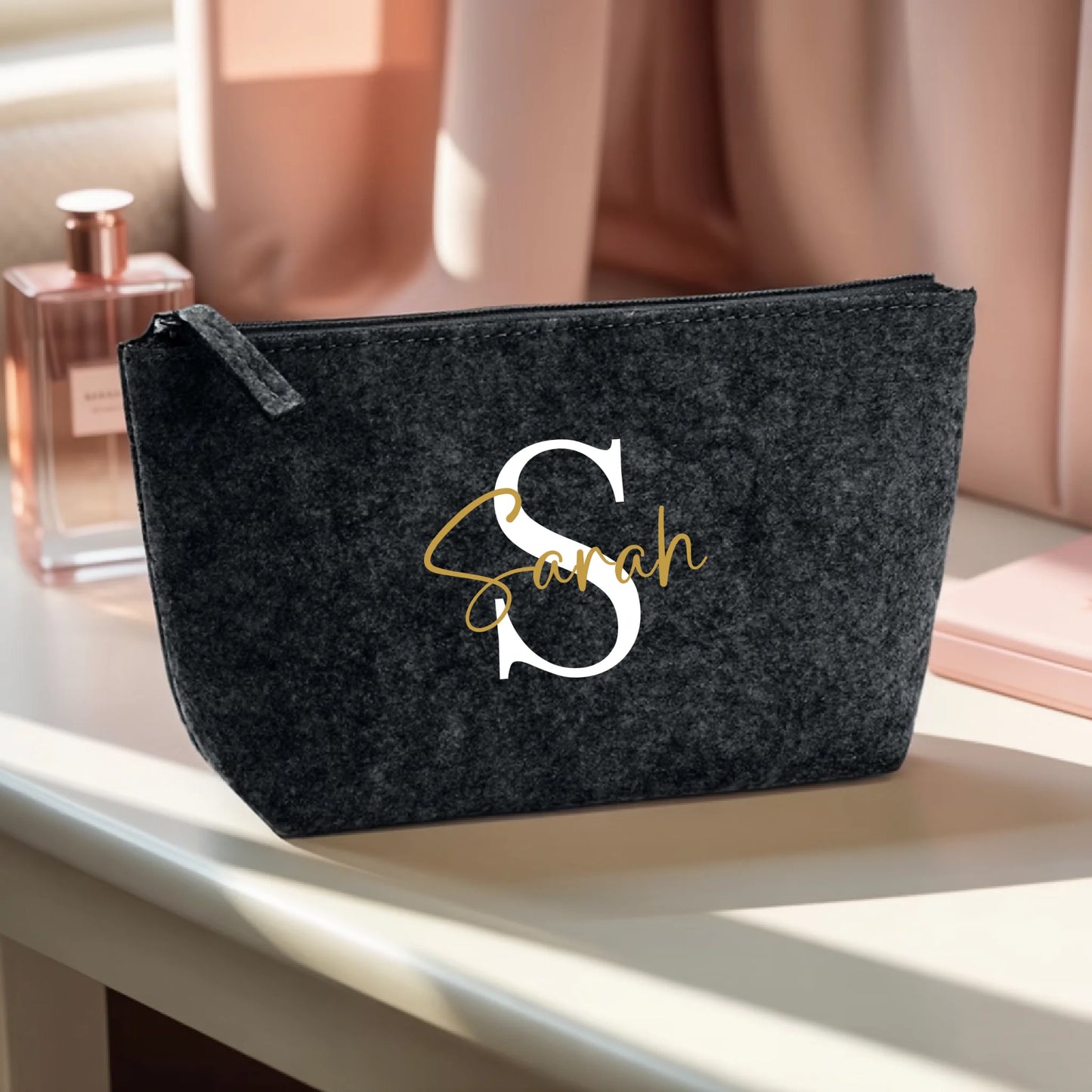 0016_1_the-makeup-bag-remains-unchanged-the-set_CV7B8Lw4RaSKBfpibkiYdg_4pJP-XQbQKSsFyA3HdEKgQ