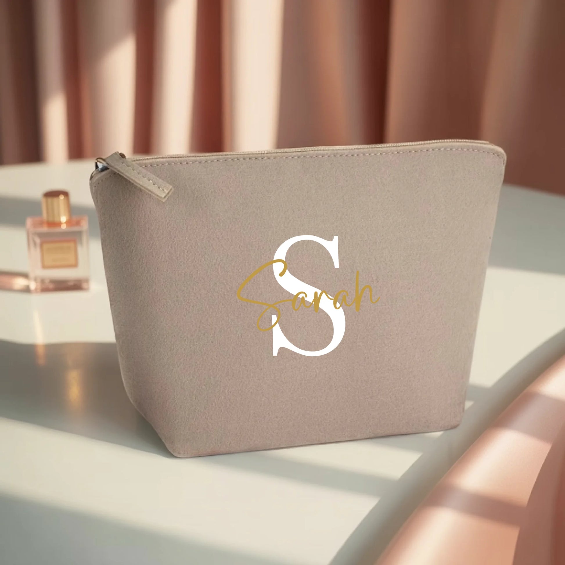 0011_1_the-makeup-bag-remains-unchanged-the-sce_HOQD8r8GS1qq6_uAOvTbdg_jYjSnkz7RyyC-DNdlyNJ9g