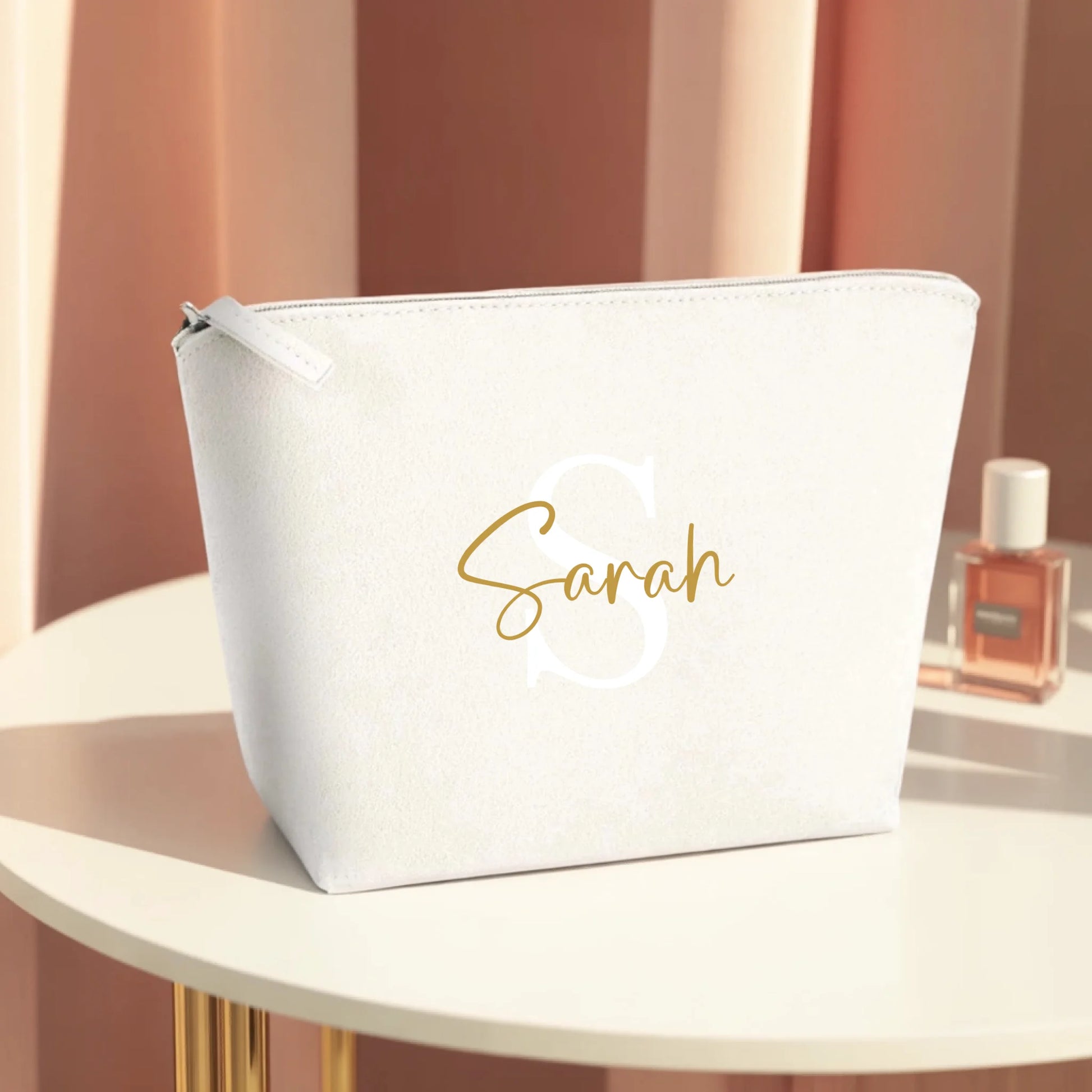 0005_1_the-makeup-bag-remains-unchanged-set-aga_PfnKX_fkSUWjURzROZBGHg_yPYdG7-1QqqWFIJWq2PeBA