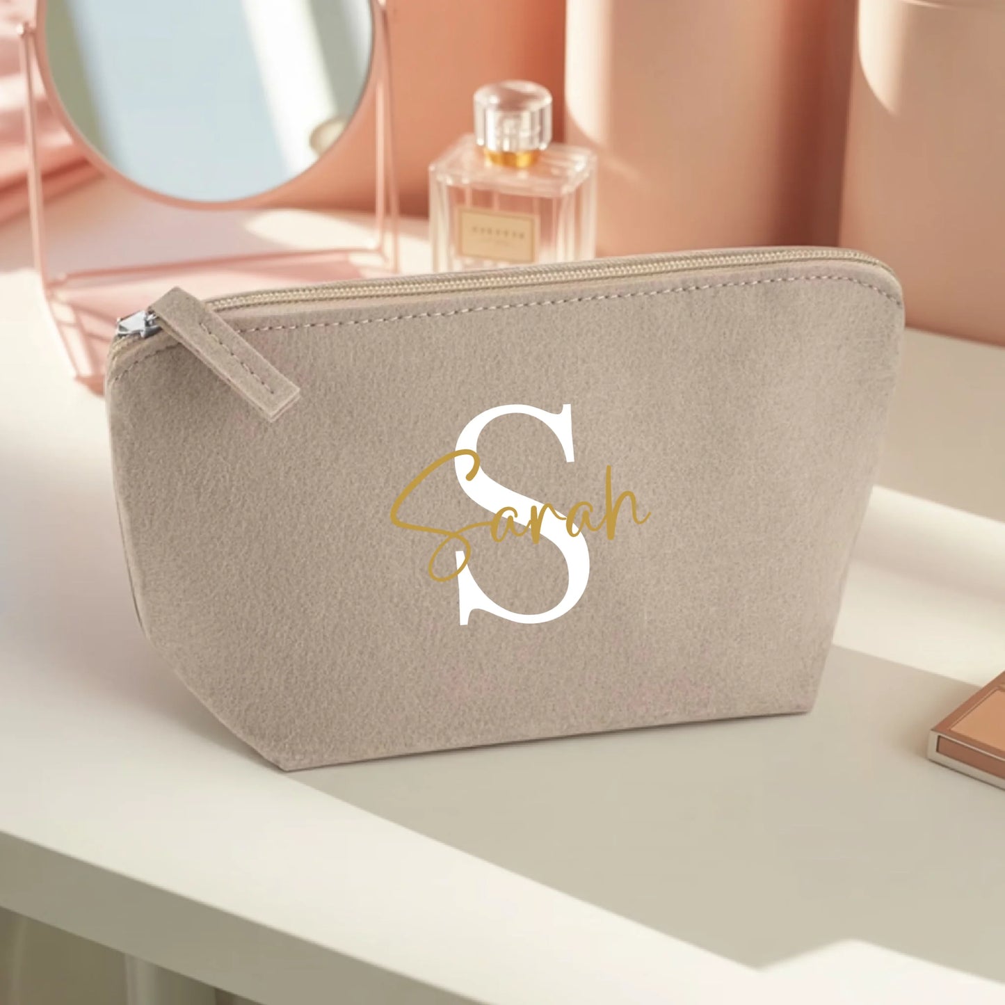 0012_1_the-makeup-bag-remains-unchanged-set-aga__BCvOp_yTRmGMFKEDhY_pA_WnKjPOdxQwK3t3z1V5BlUg