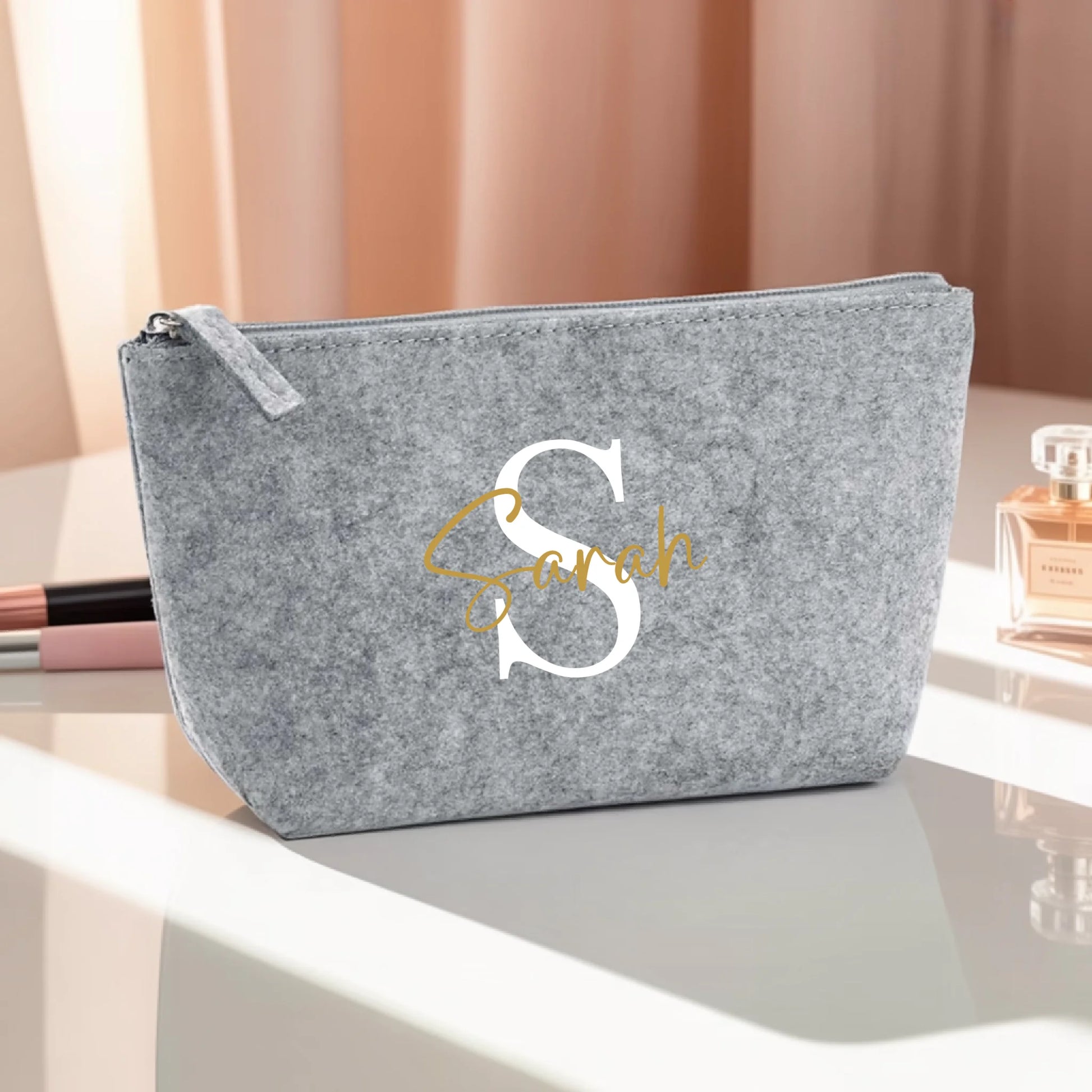 0007_1_the-makeup-bag-remains-unchanged-it-is-s_a6hd5YT1R3CdoO7p325rYQ_RU6FXtpnST-W89hSZfts4A