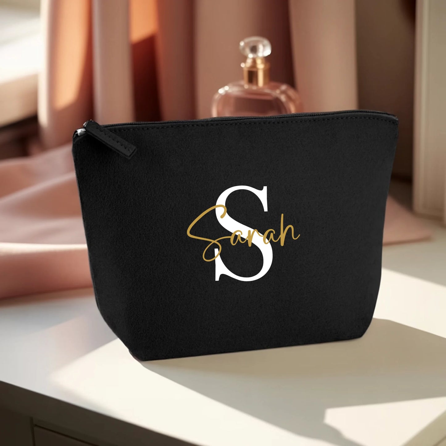 0023_1_the-makeup-bag-remains-unchanged-set-aga_-0mMpJ-jRd-Pr1cq8Xx0dQ_JFimbC0gR3absN0bpjEyrg