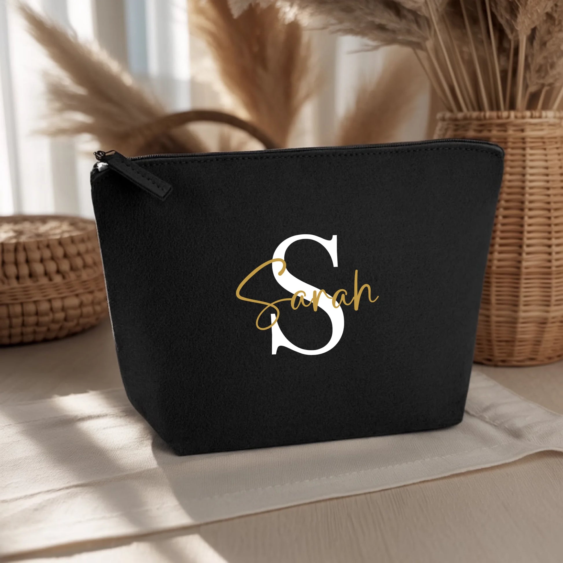 0022_1_the-background-is-set-upon-a-light-woode_5txujEJpQqeACxUFFaohNA_i9Fy41p0RjaLgnxCAW2UsA