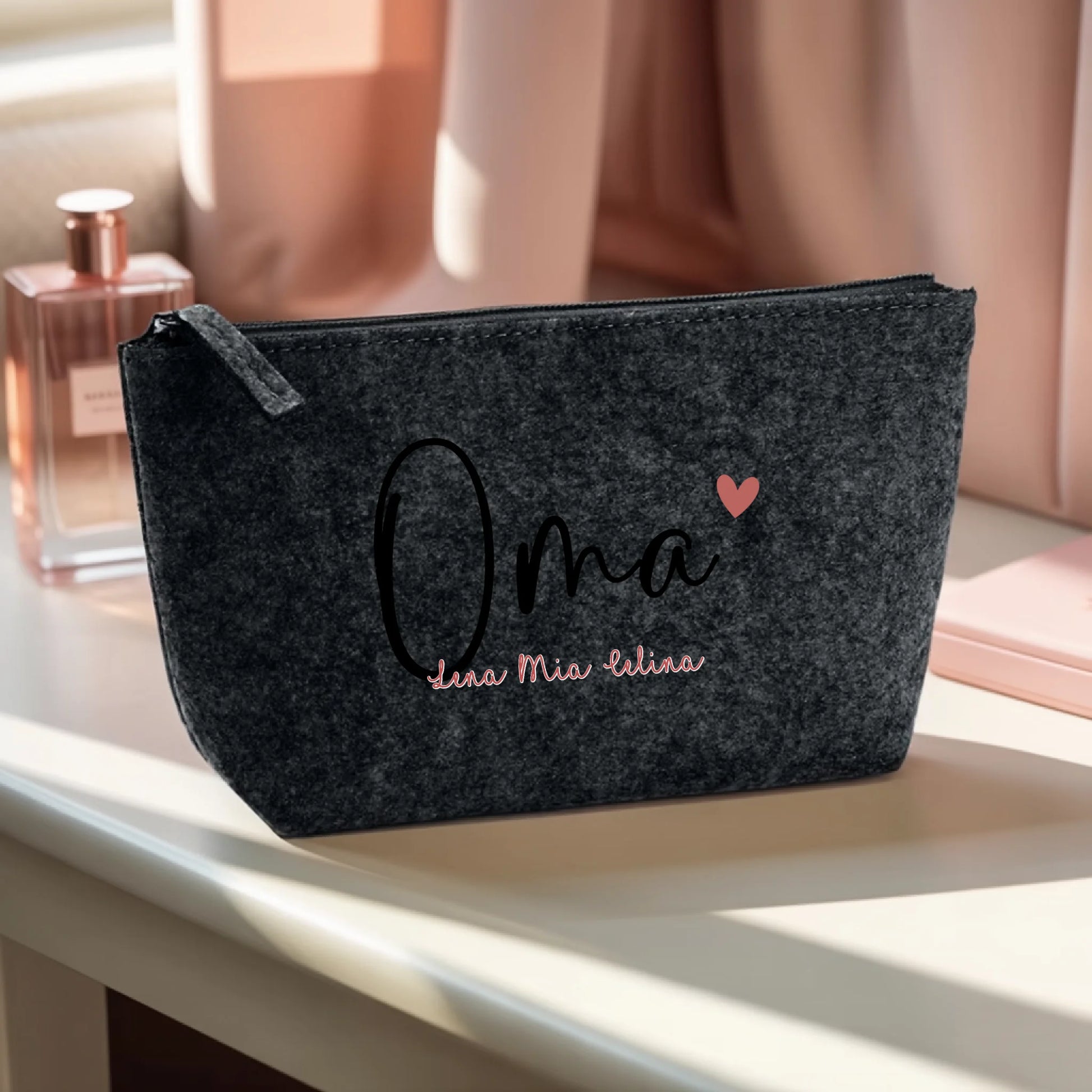 0016_1_the-makeup-bag-remains-unchanged-the-set_CV7B8Lw4RaSKBfpibkiYdg_4pJP-XQbQKSsFyA3HdEKgQ