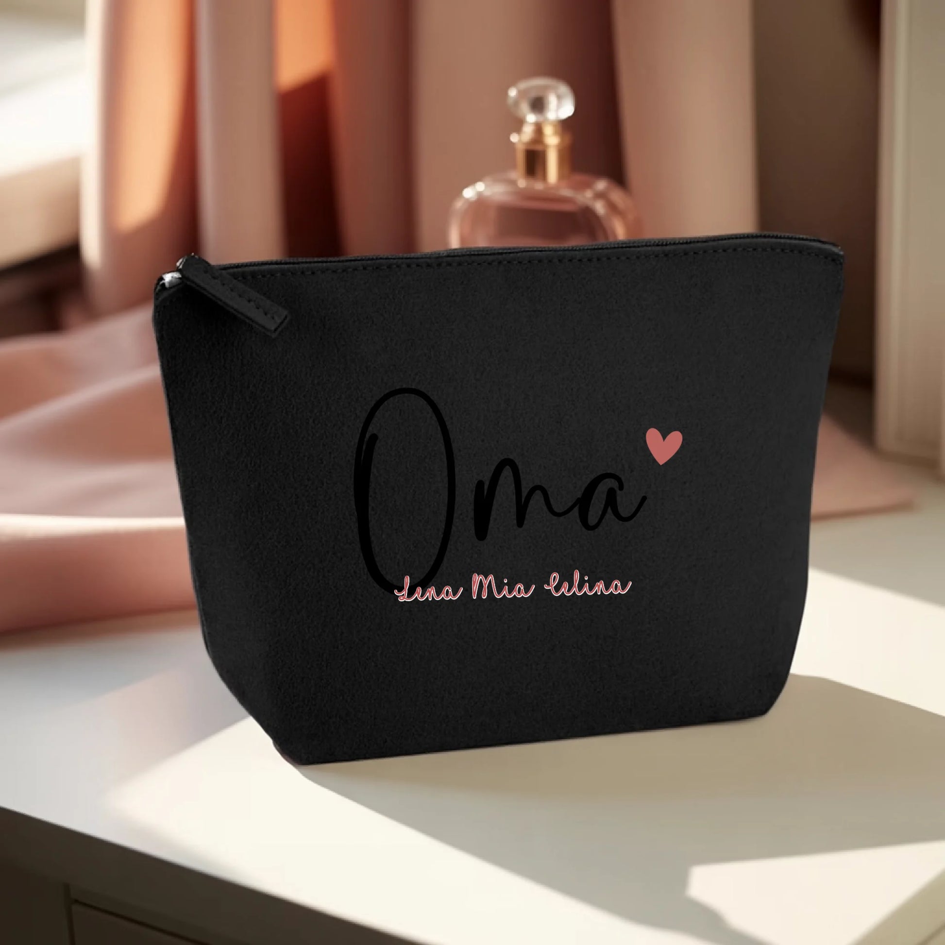 0023_1_the-makeup-bag-remains-unchanged-set-aga_-0mMpJ-jRd-Pr1cq8Xx0dQ_JFimbC0gR3absN0bpjEyrg