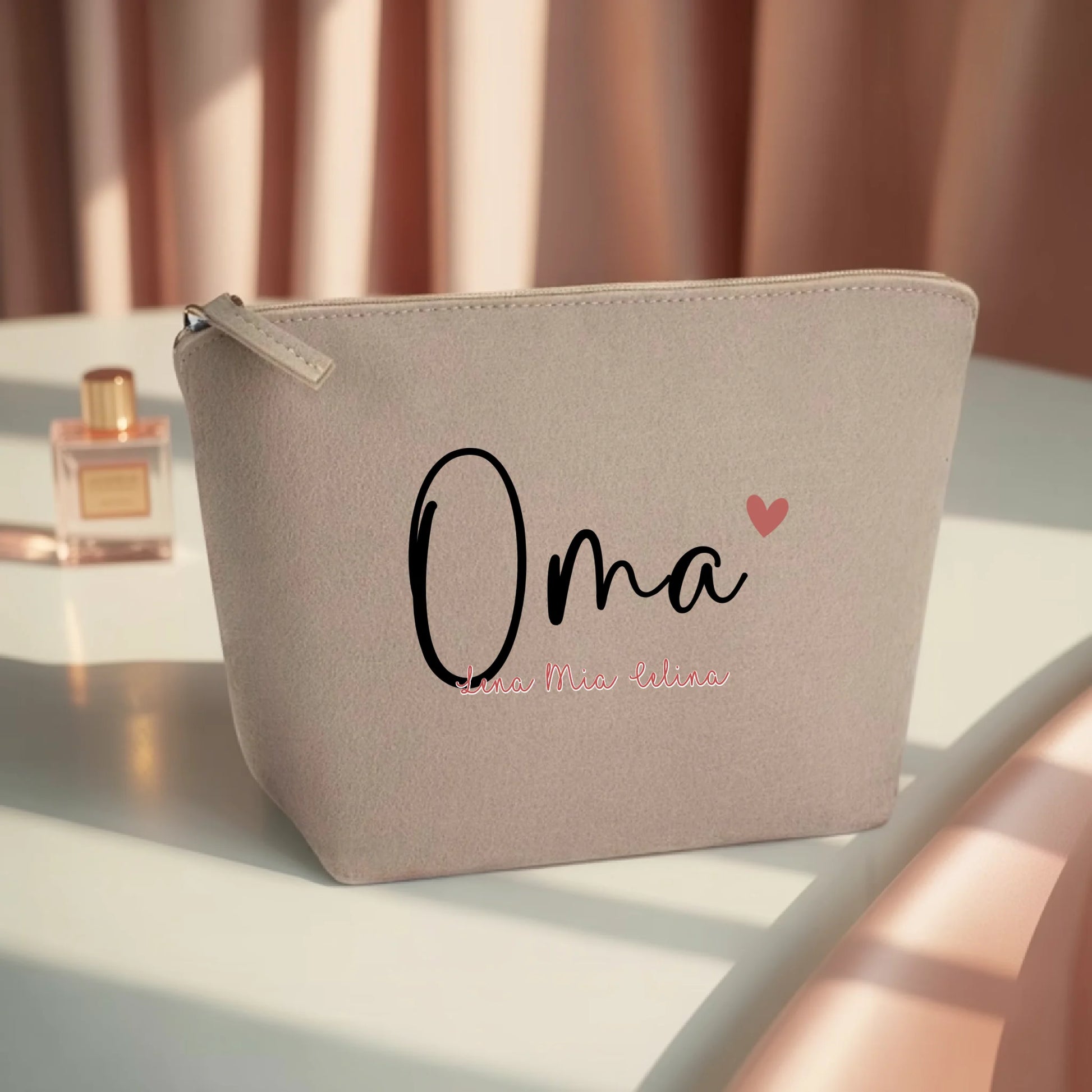 0011_1_the-makeup-bag-remains-unchanged-the-sce_HOQD8r8GS1qq6_uAOvTbdg_jYjSnkz7RyyC-DNdlyNJ9g