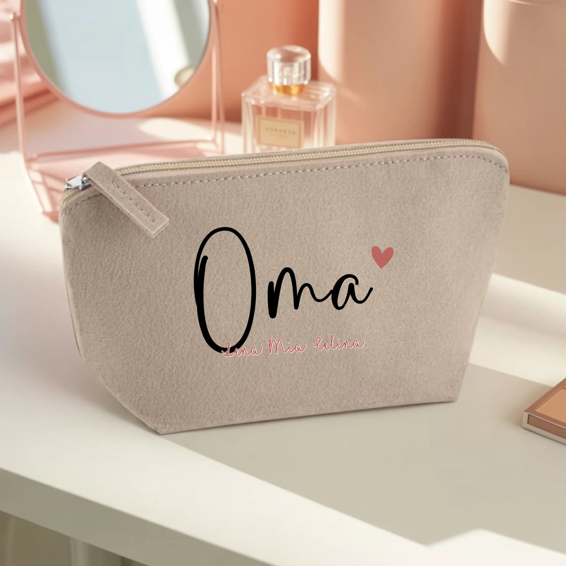 0012_1_the-makeup-bag-remains-unchanged-set-aga__BCvOp_yTRmGMFKEDhY_pA_WnKjPOdxQwK3t3z1V5BlUg